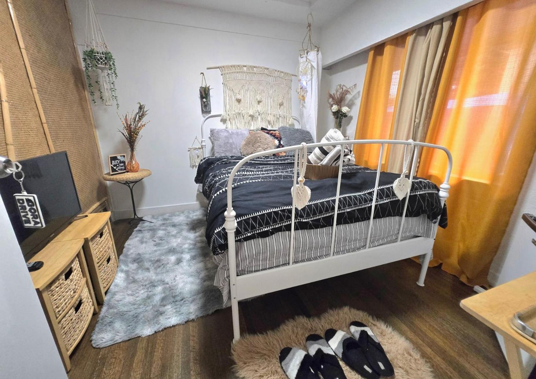 Cozy Boho Room at the Heart of Vancouver! Private Parking, Self Check-in & just 4 mins to Metrotown!