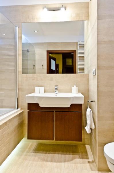 2 Bedrooms, 7 Minutes from Airport