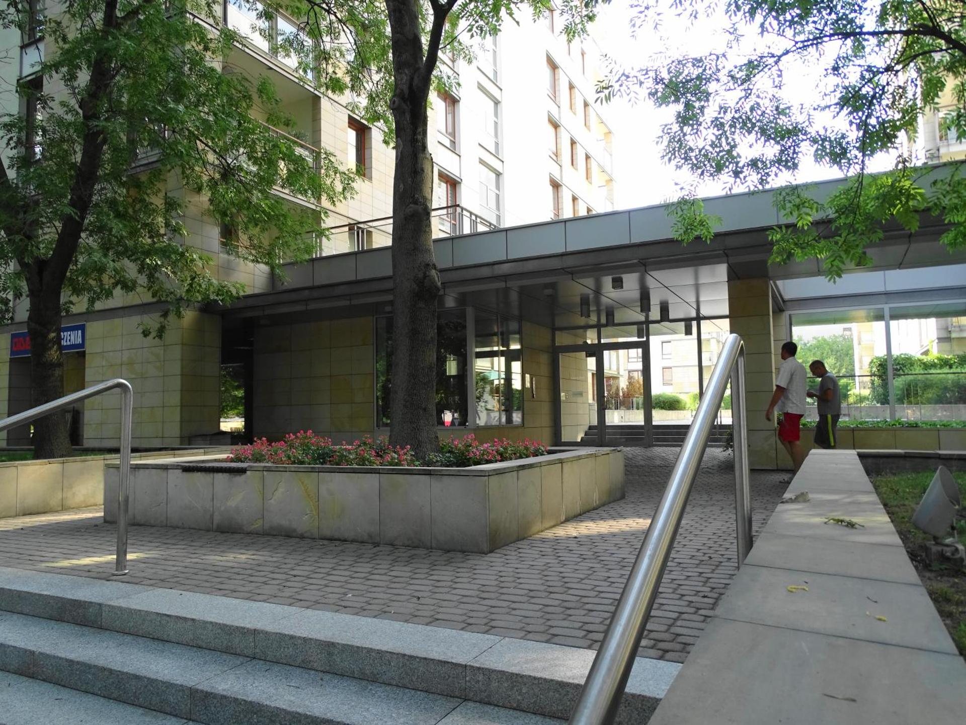 2 Bedrooms, 7 Minutes from Airport