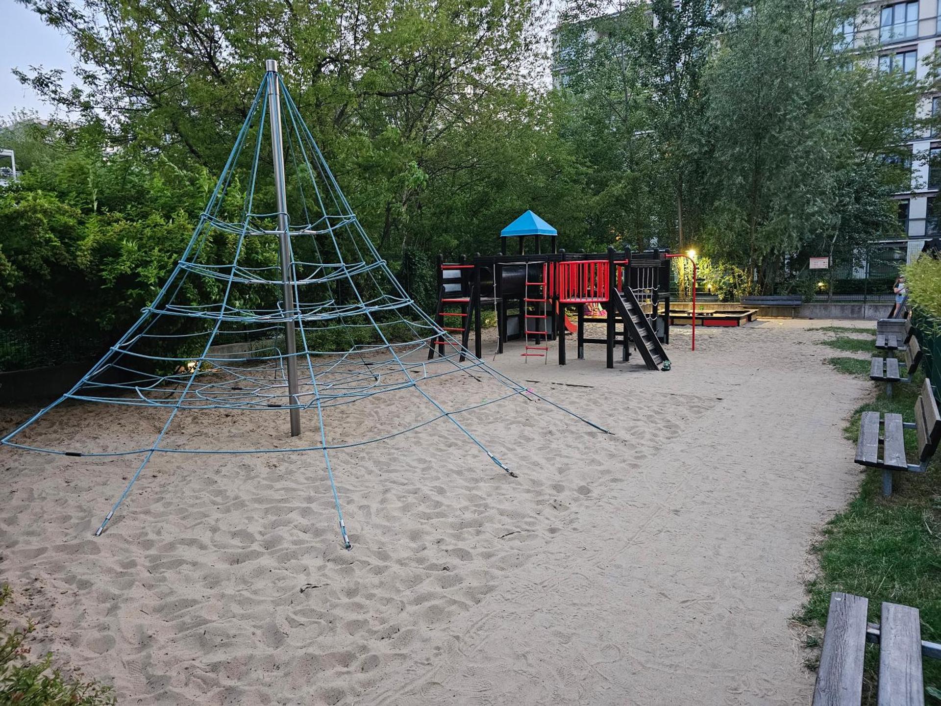 2 Bedrooms, 7 Minutes from Airport