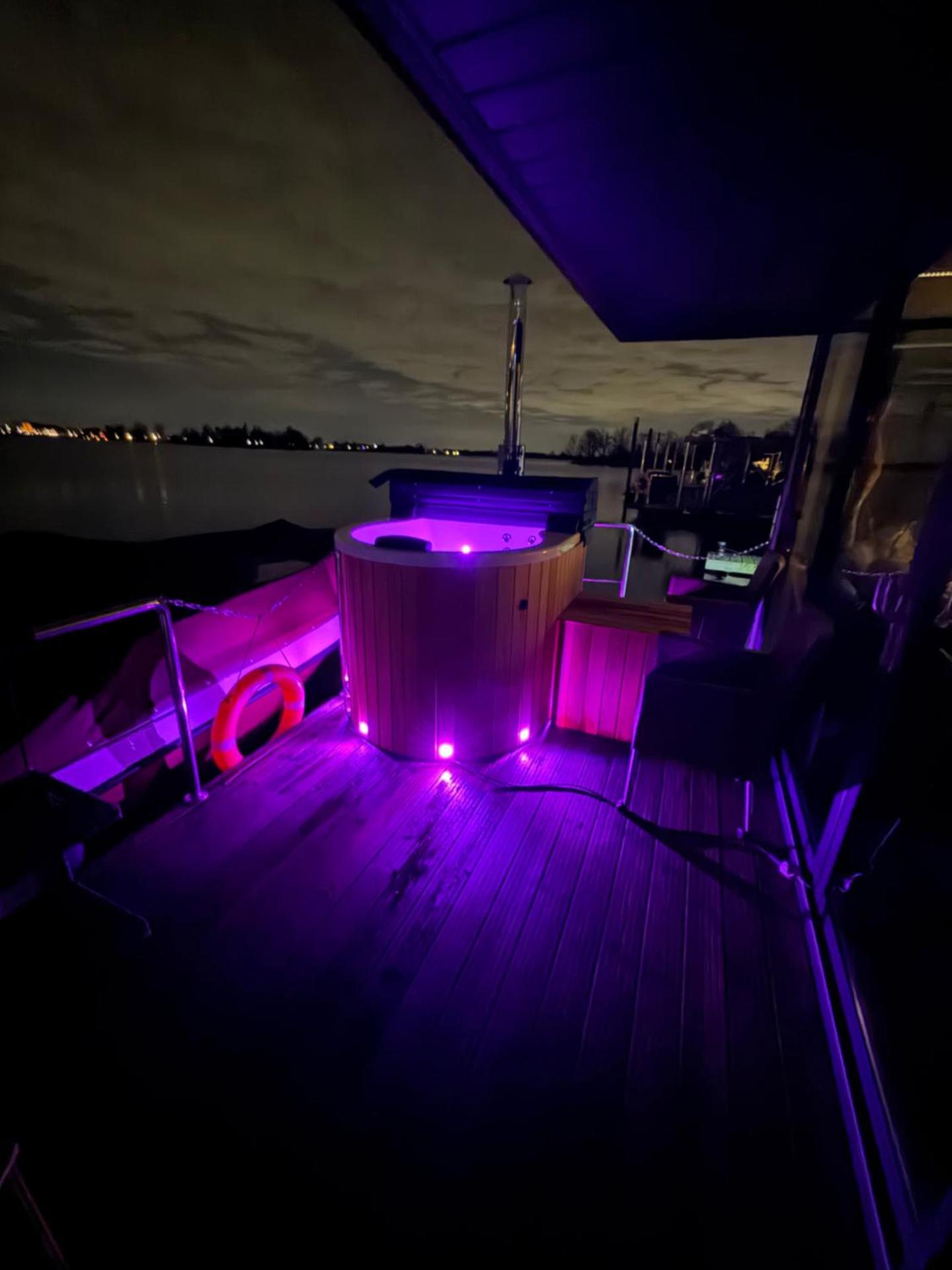 Exclusieve Houseboat La Mare 12 x 5 meter met sauna en hottup