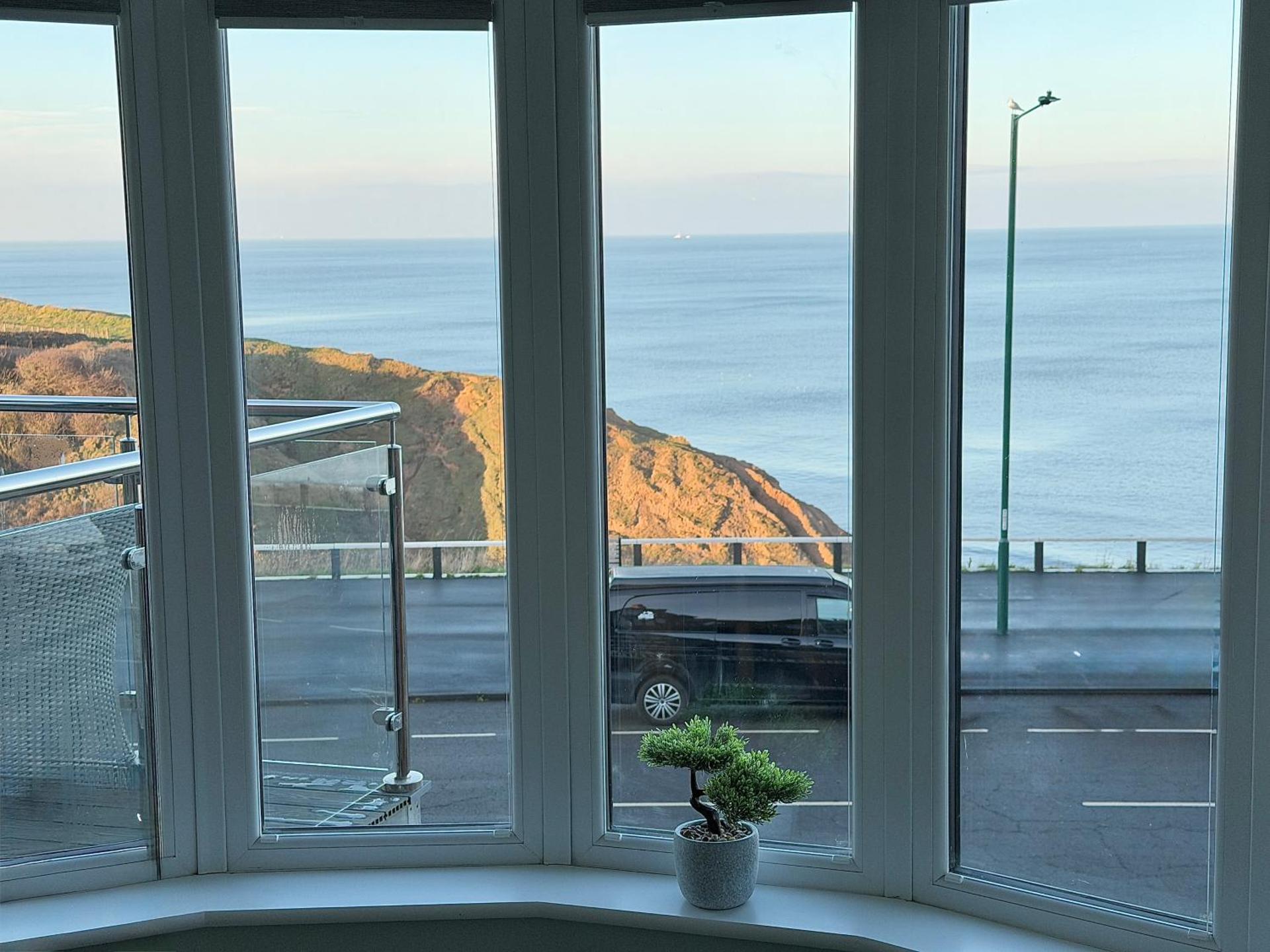 Smugglers - Sea Front - Parking - Sea Views - Balcony - 2 luxury kingsize beds