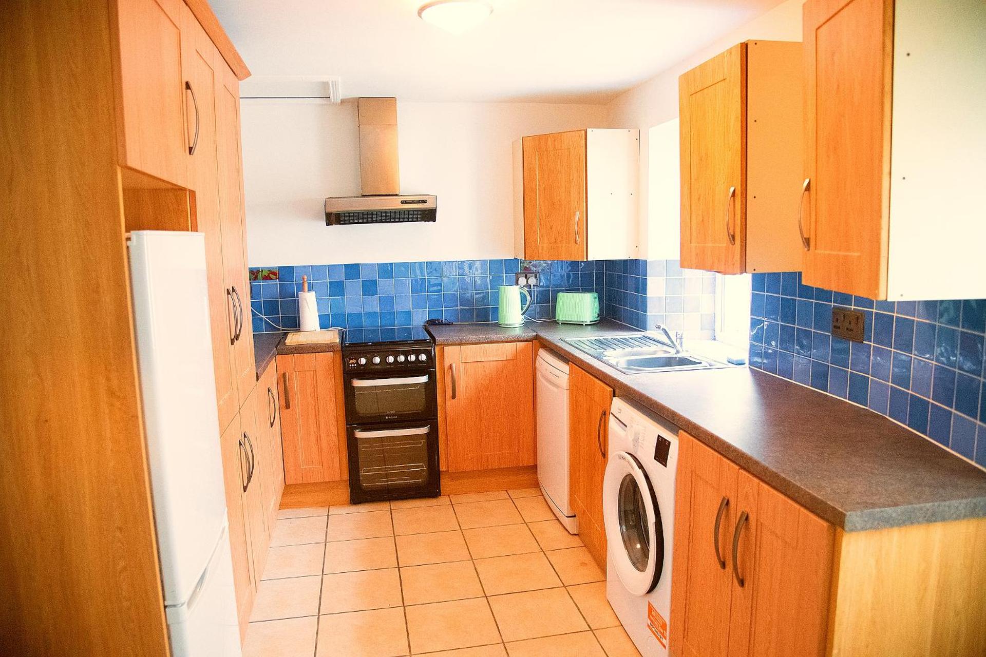 Main Street Carrick - 20 Steps to Bars,Food,Clubs