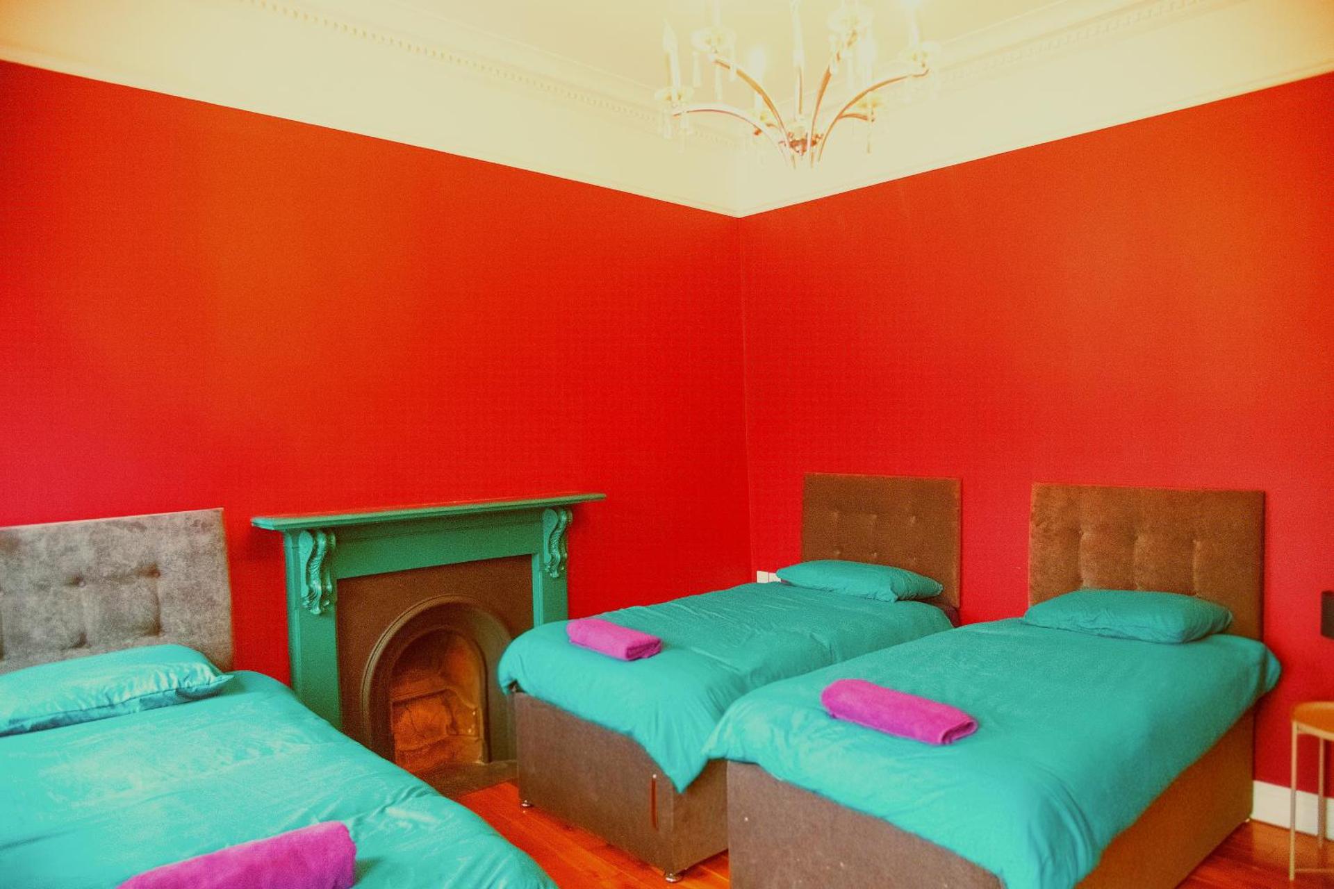 Main Street Carrick - 20 Steps to Bars,Food,Clubs