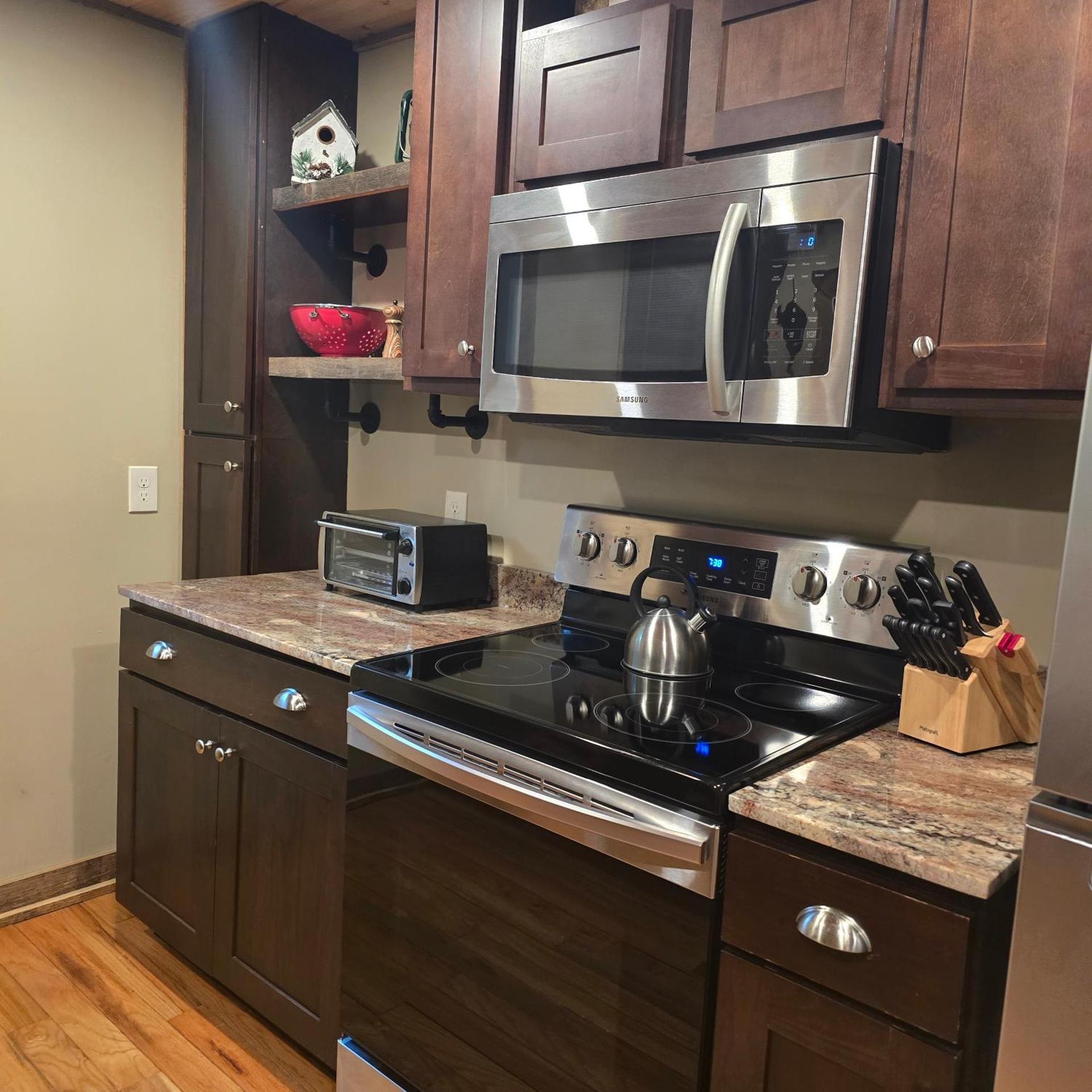 Couples Getaway Cabin with a Loft - Firepit - Creek