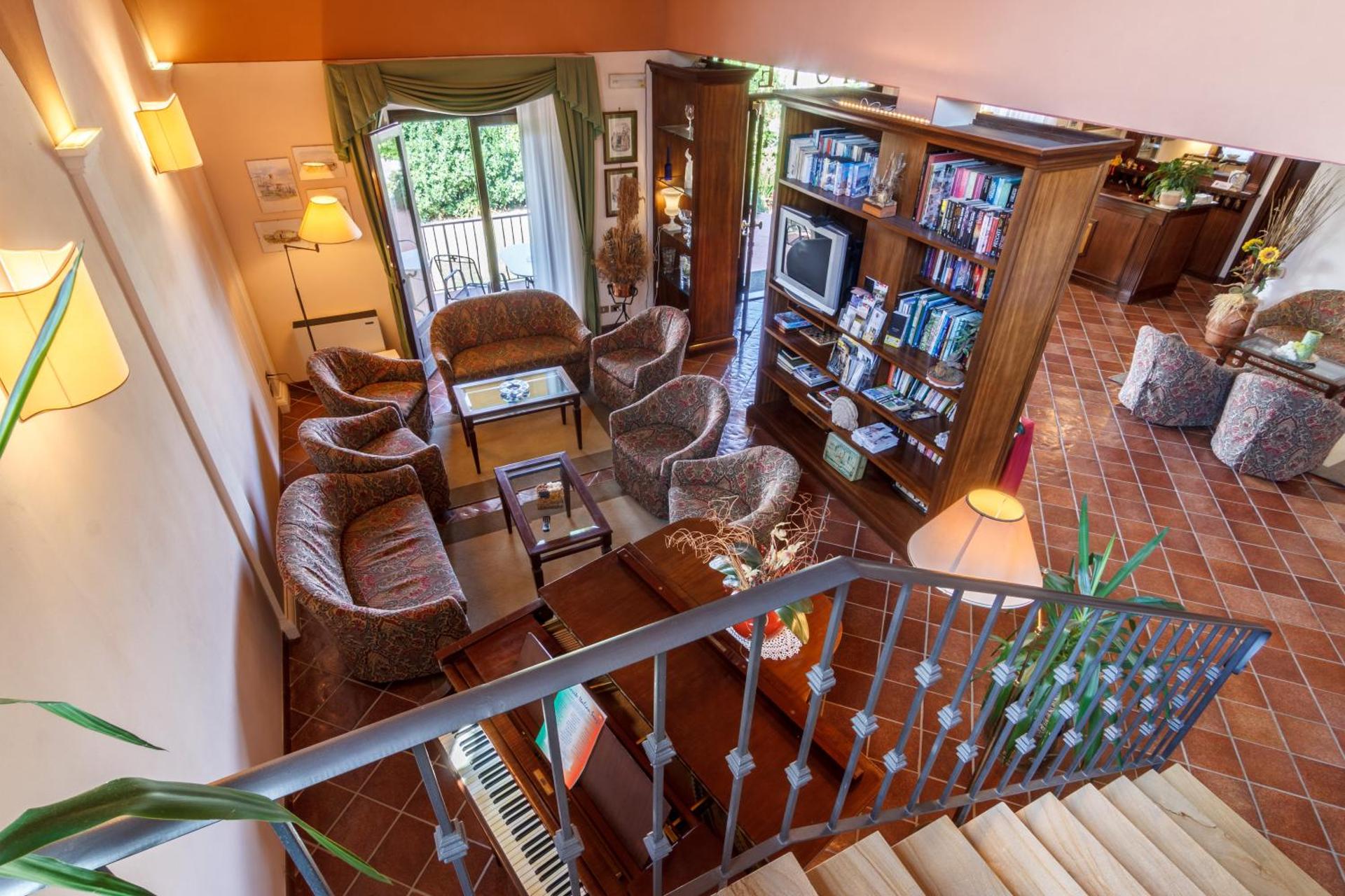 Communal lounge/ TV room