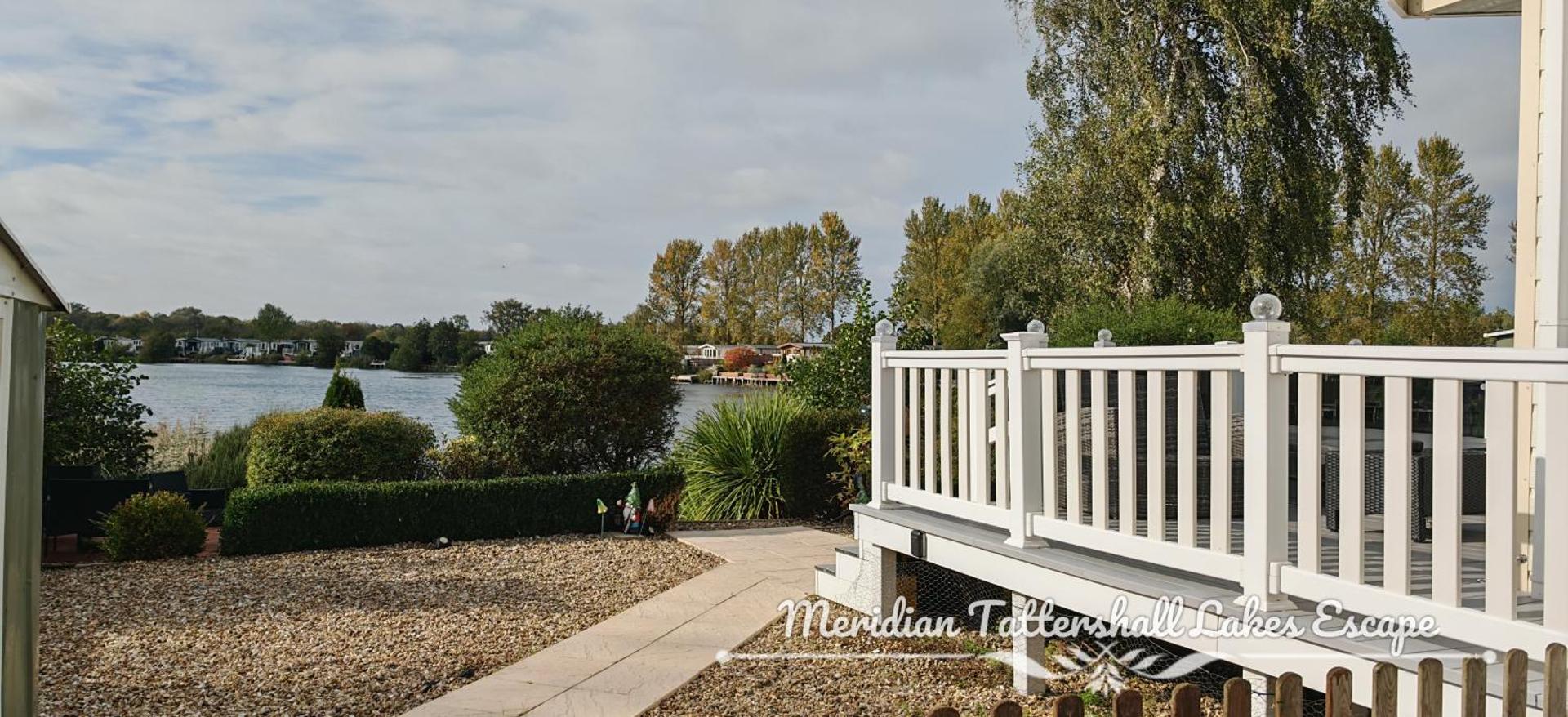 Meridian Tattershall Lakes Escape - Lakeside lodge caravan with the fishing peg LUXURY HOT TUB