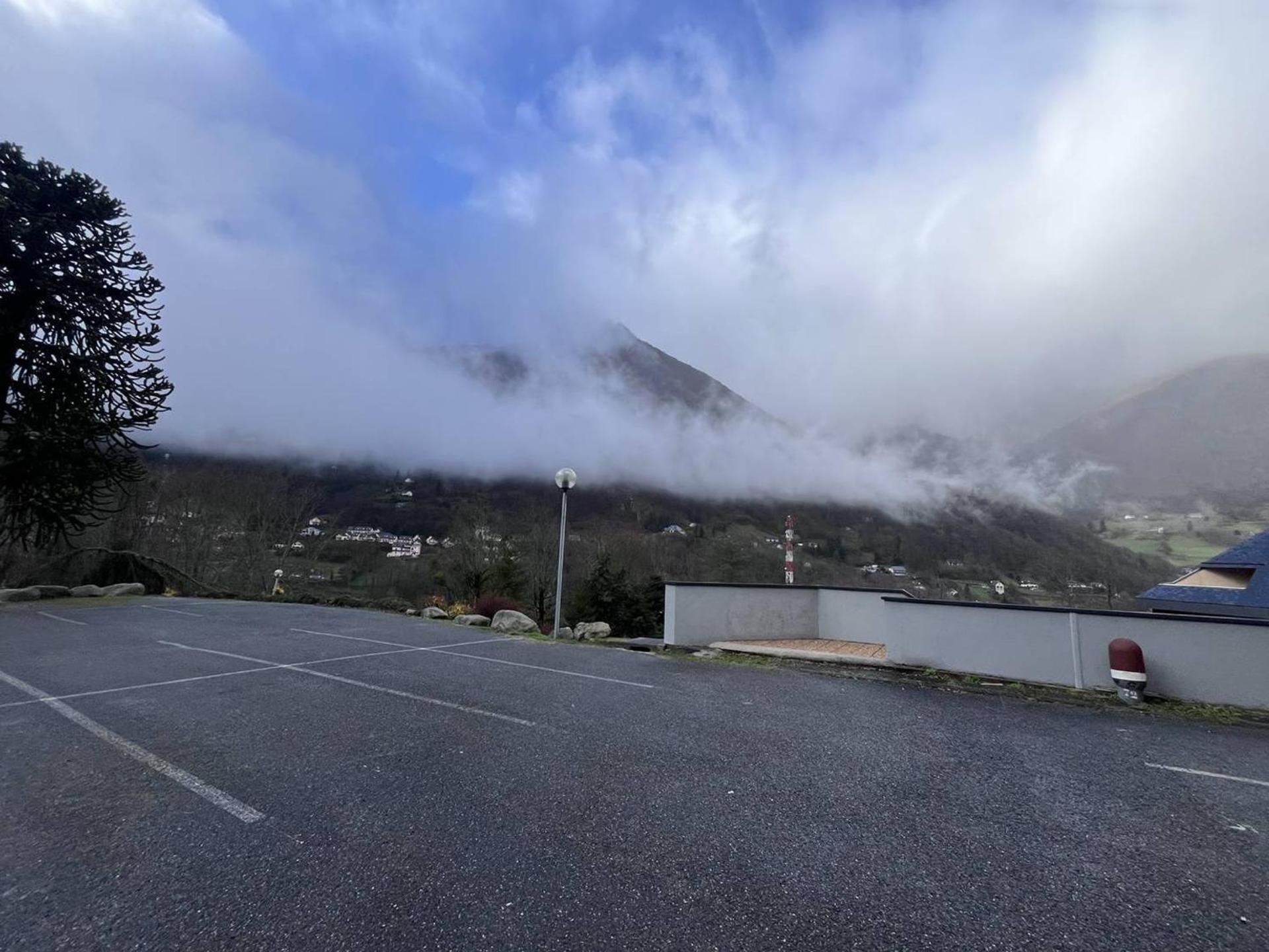 Appartement avec piscine chauffée, parking et vue montagne à Cauterets - FR-1-812-77