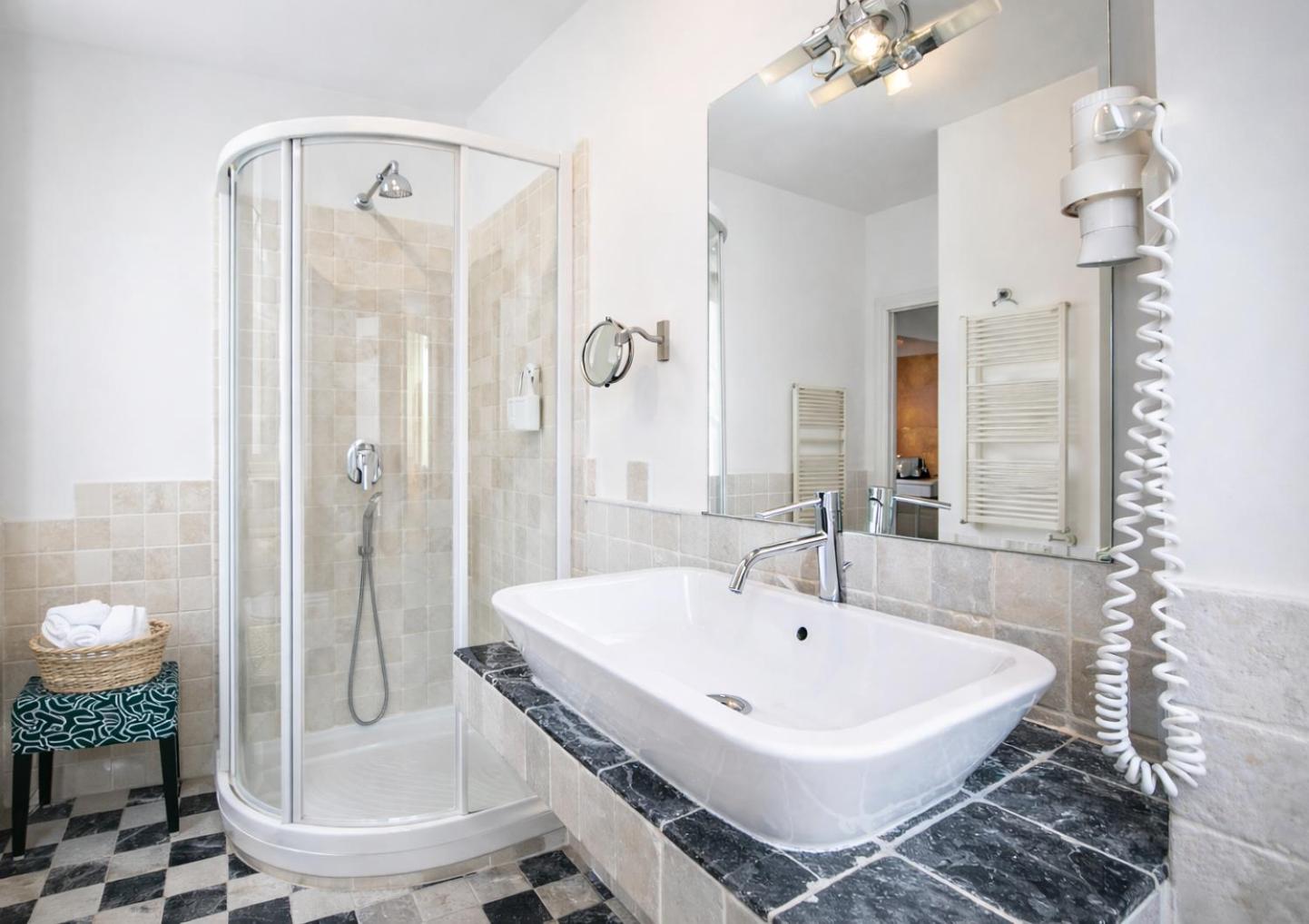 VATICAN GLAMOROUS at Passeggiata del gelsomino - FREE Parking, 4 Guests, Central Rome