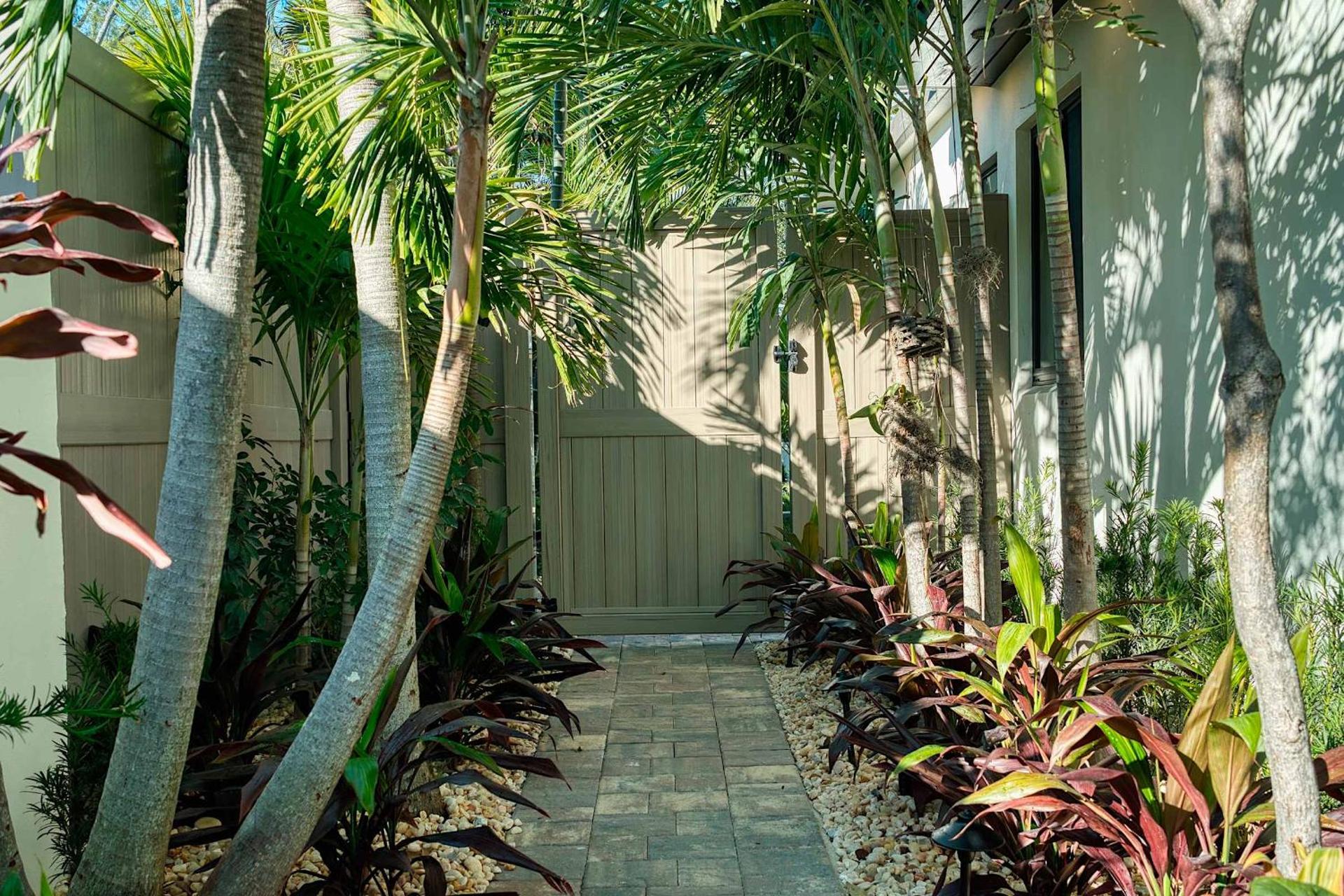 Charming Studio w Pool One Mile to Beach Pets Welcome