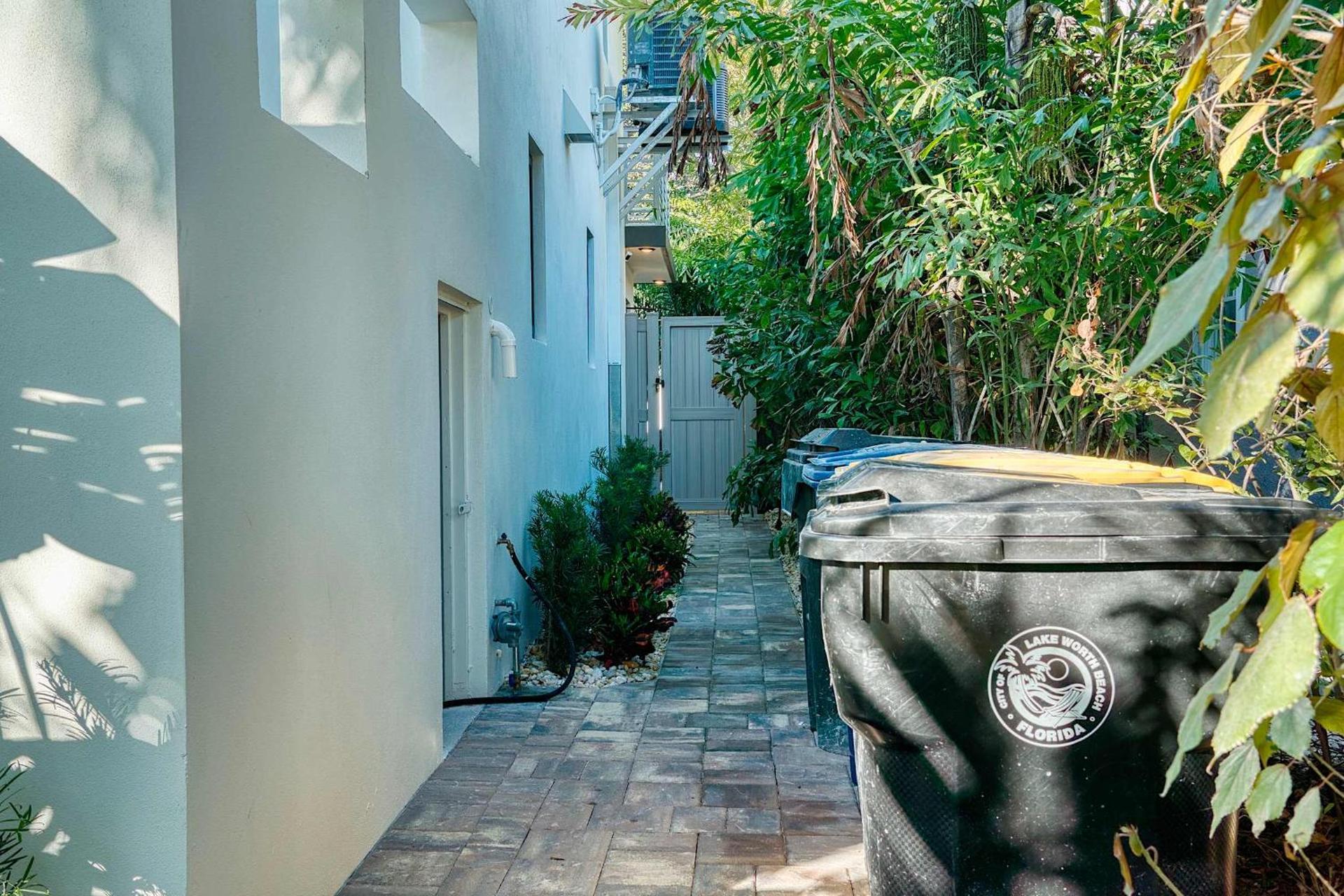 Charming Studio w Pool One Mile to Beach Pets Welcome