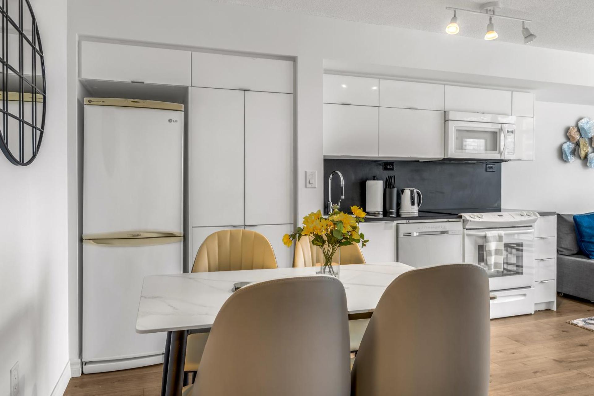 Beautiful 2 Bedroom Downtown Toronto Condo with free parking