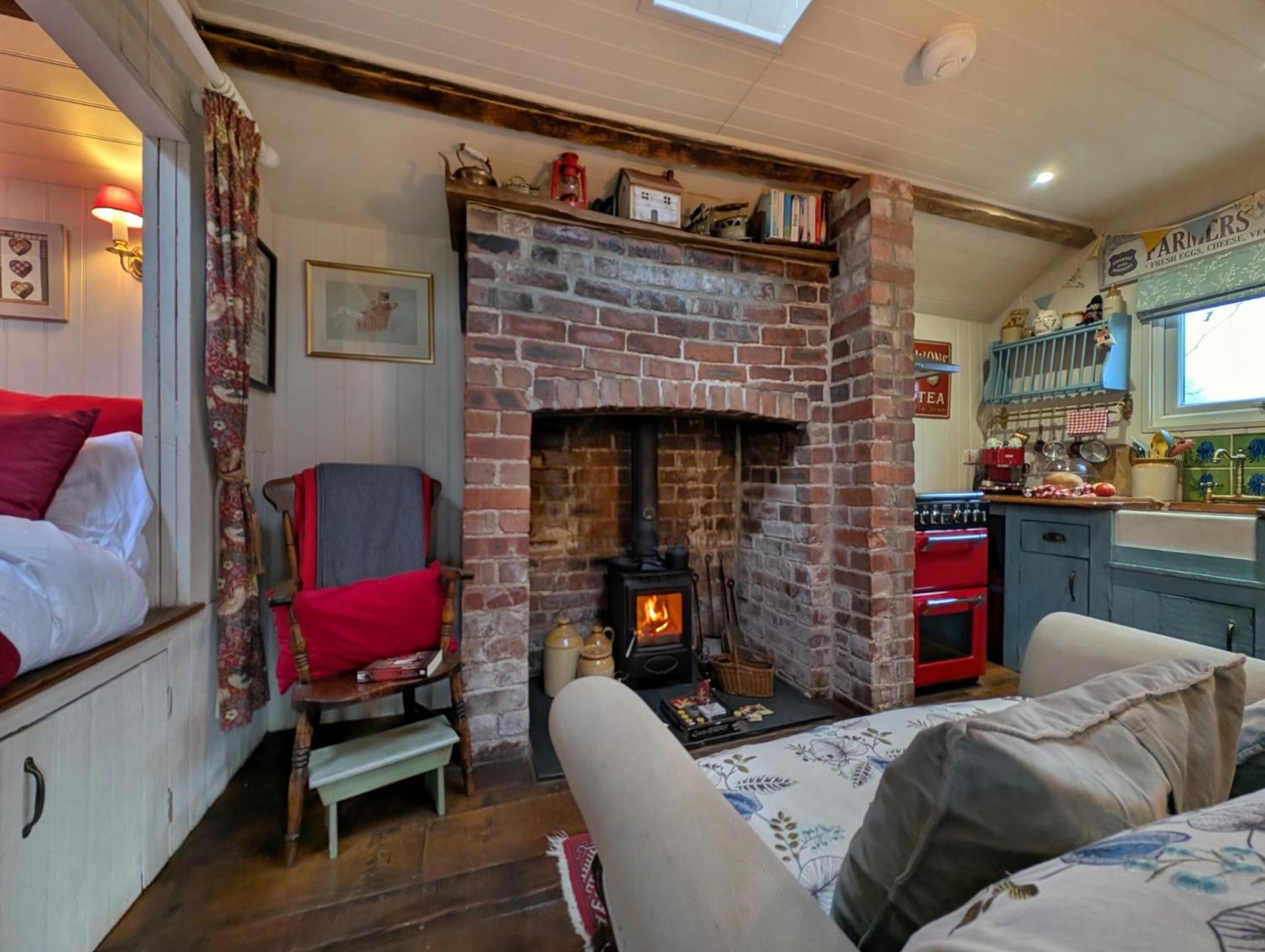 Romantic country cabin with log burner, spectacular views, spa hot tub - Brecon Beacons National Park