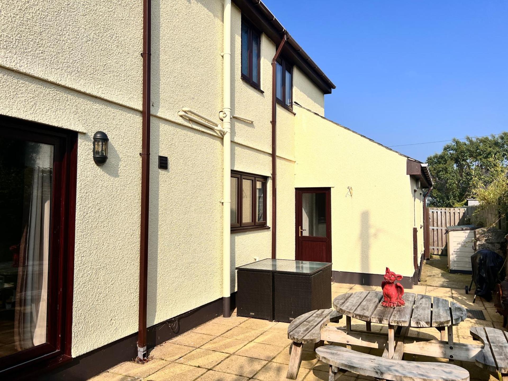 Detached Farmhouse 4 bed sleeps 9 Mountain Views!