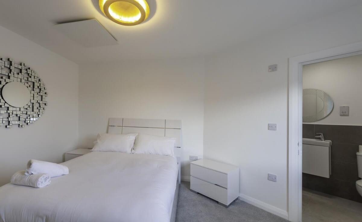 Stylish and Bright 2 Bed Apartment in Ashford