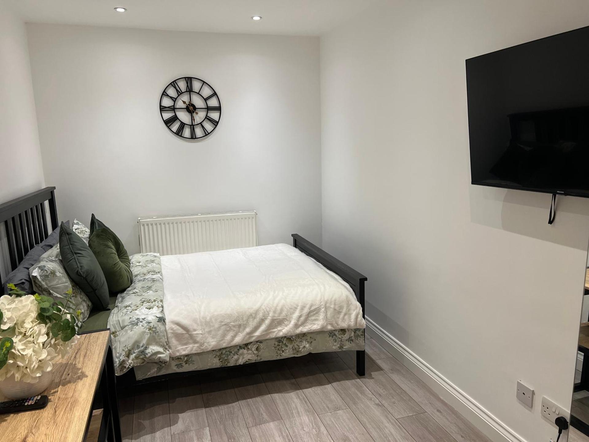 Modern Studio flat with free parking