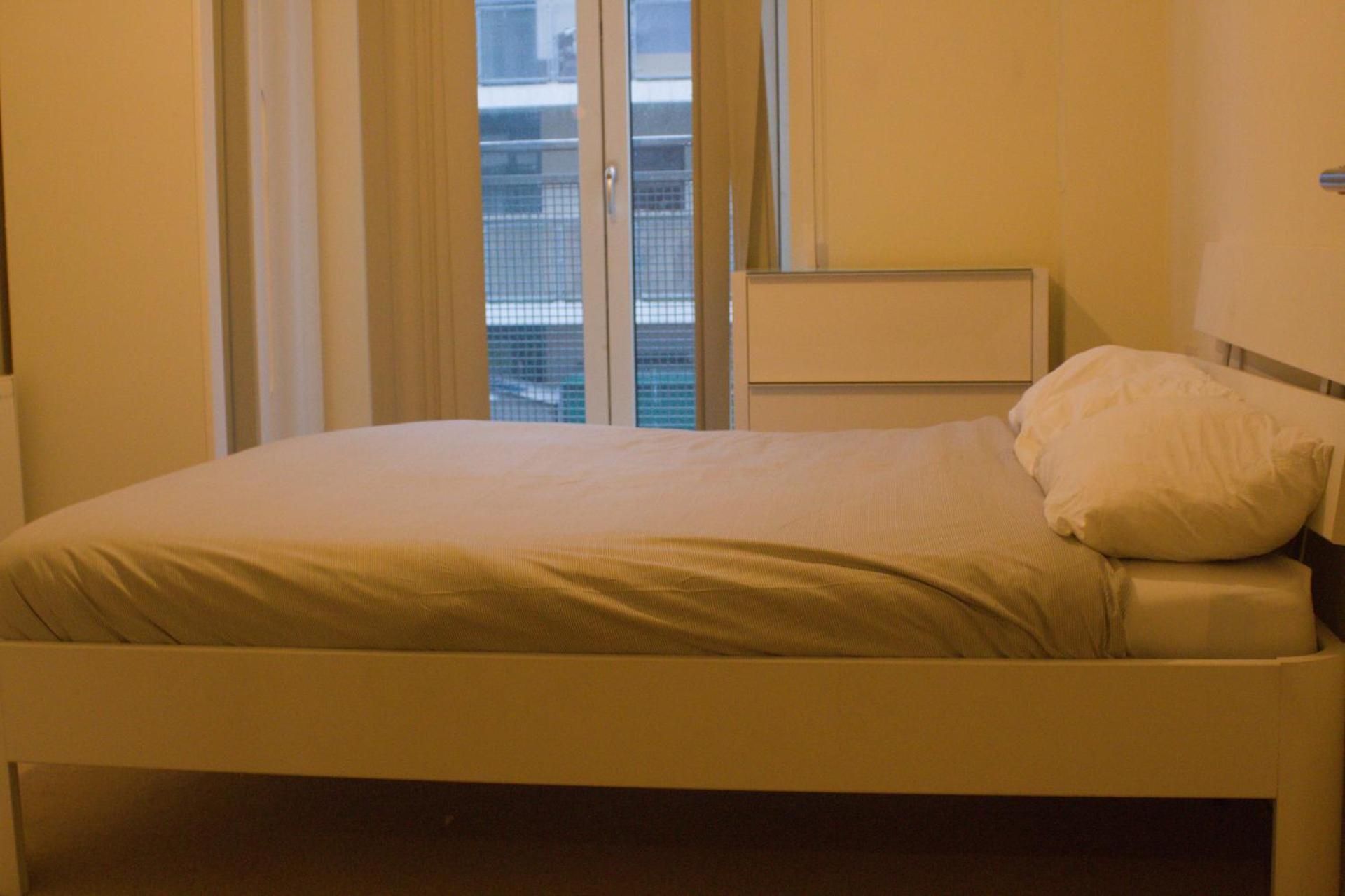 2 bed Apartment with balcony Canary Wharf London