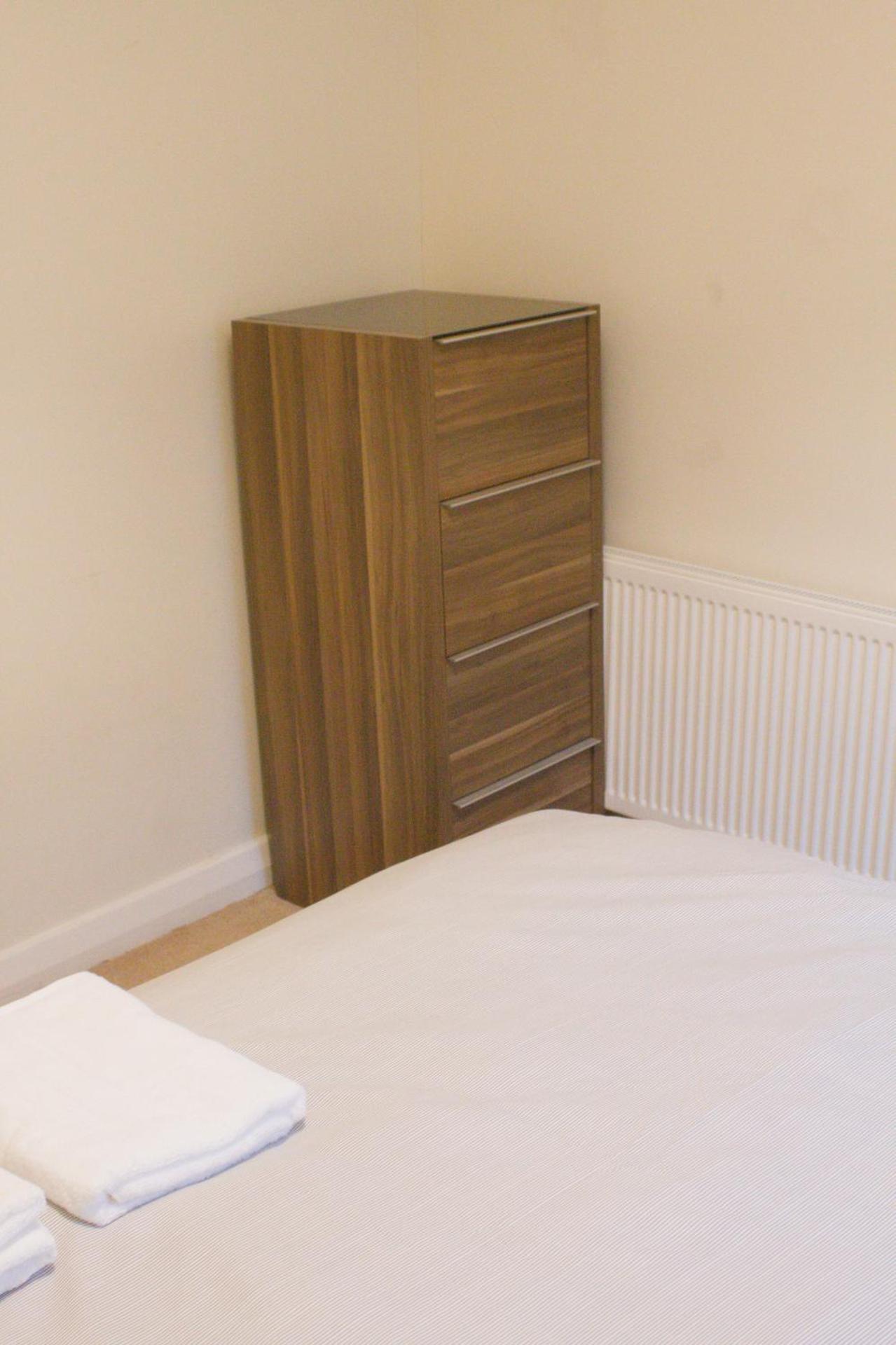 2 bed Apartment with balcony Canary Wharf London