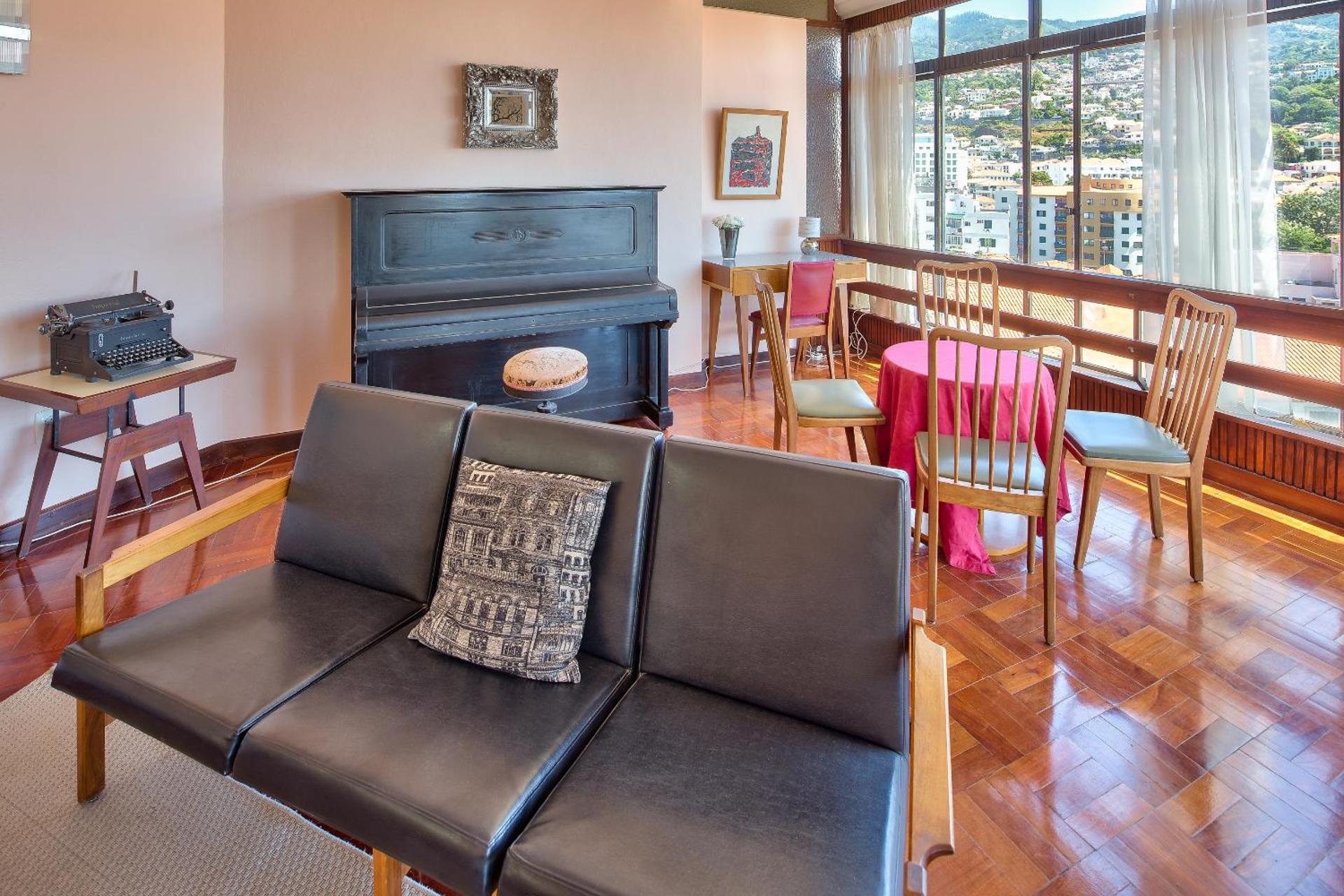 Communal lounge/ TV room