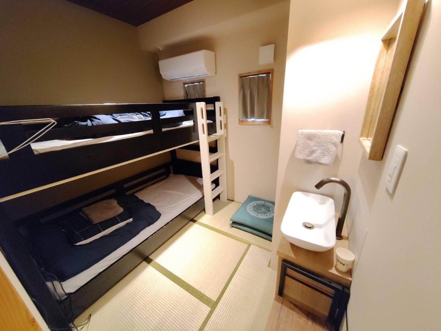 Camera Doppia con Letti Singoli con Servizi Igienici in Comune