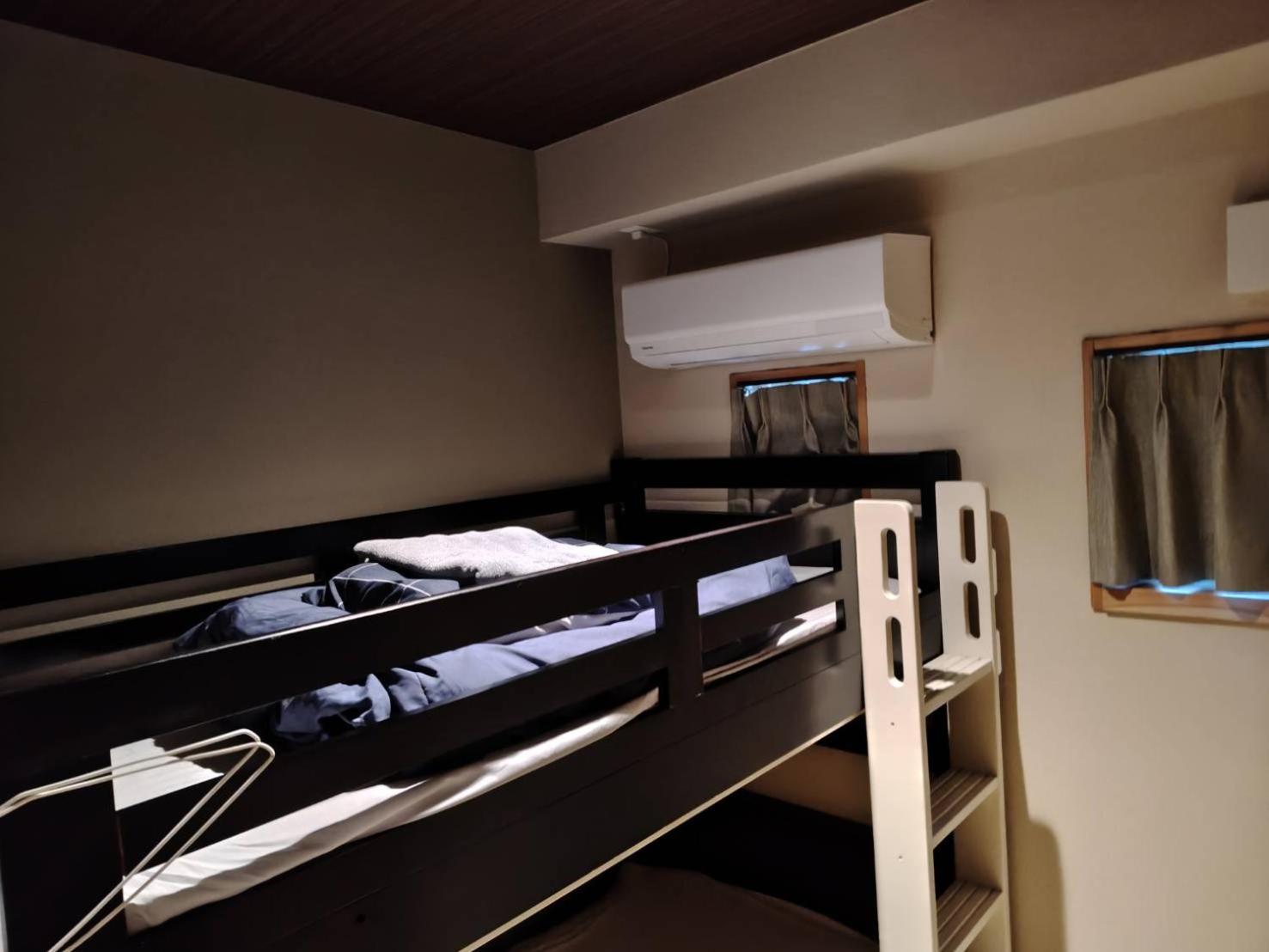 Camera Doppia con Letti Singoli con Servizi Igienici in Comune