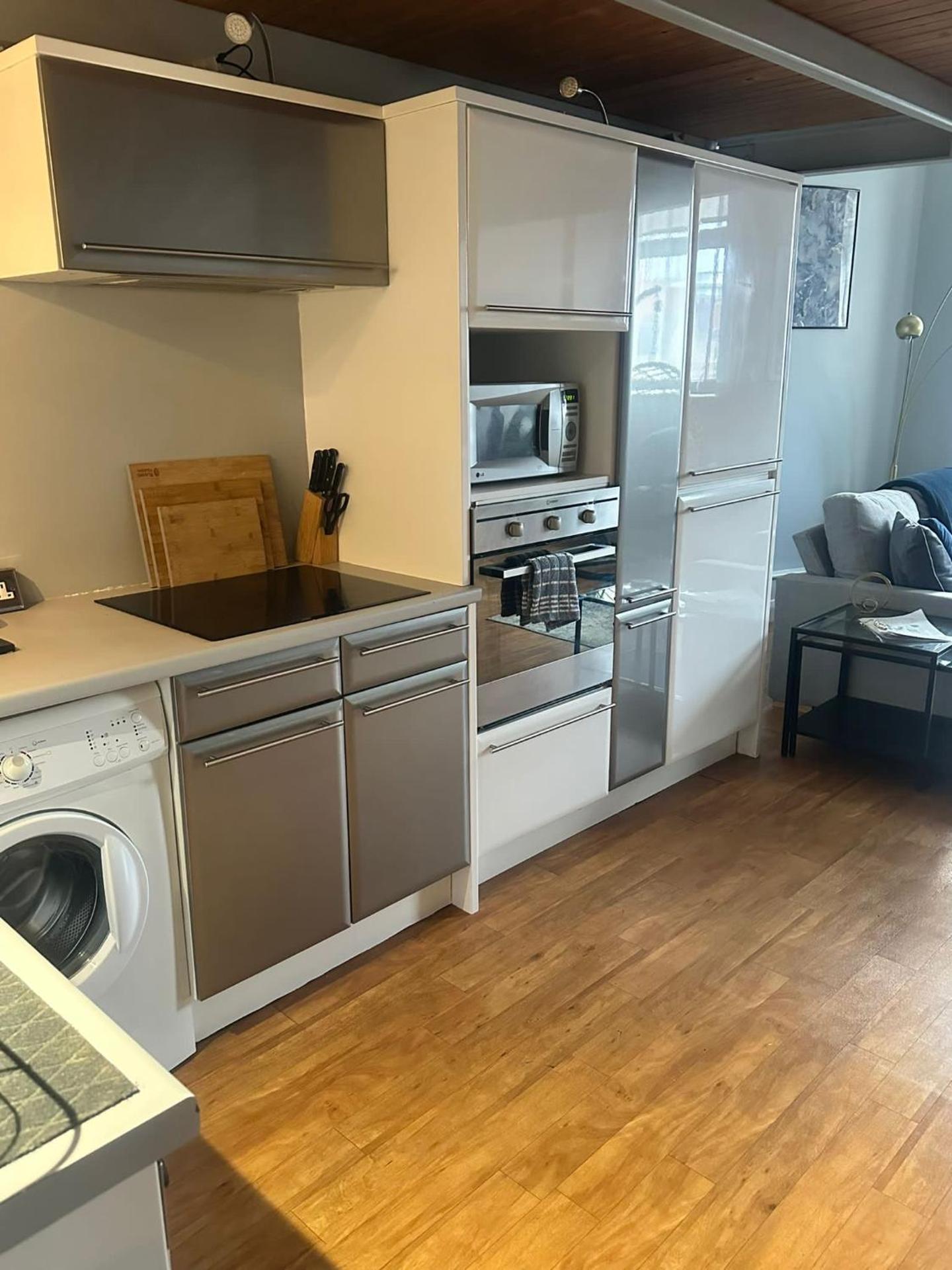 Crusader Apartment - On site Parking Available Sleeps 4 !