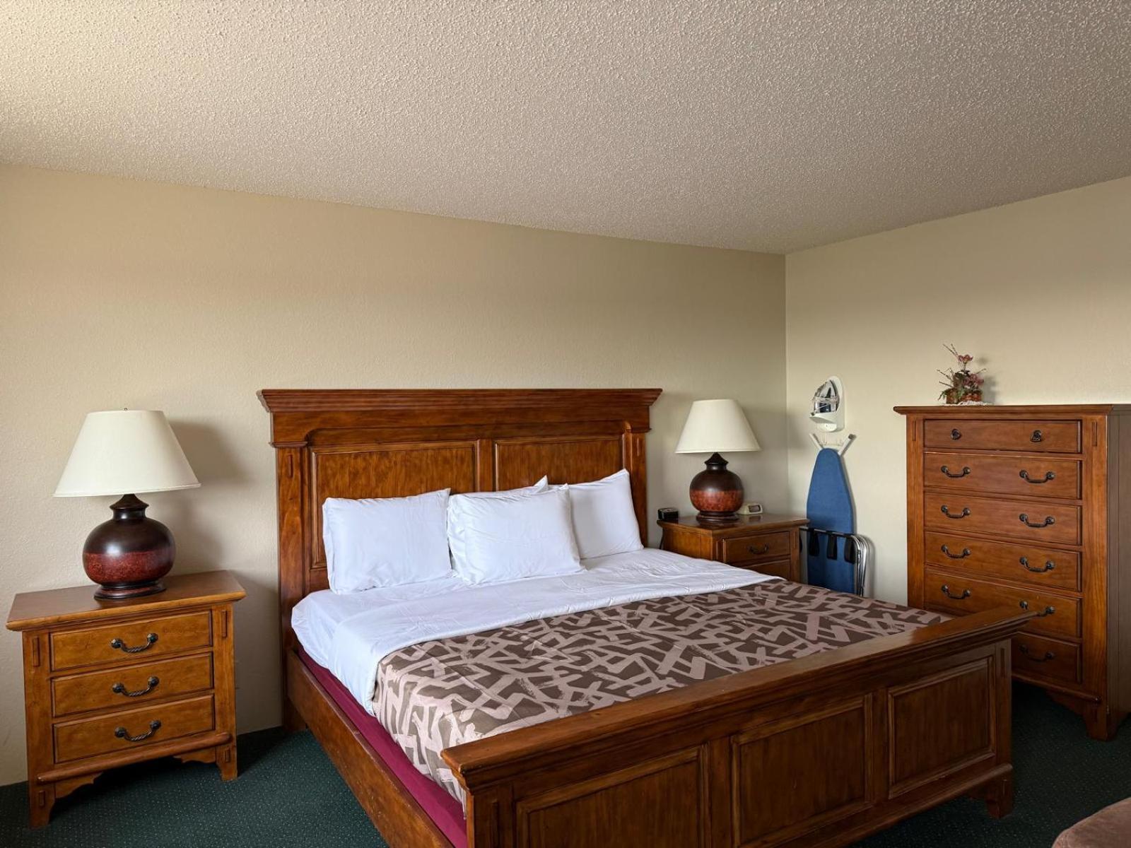 Cassville Four Seasons Inn & Suites