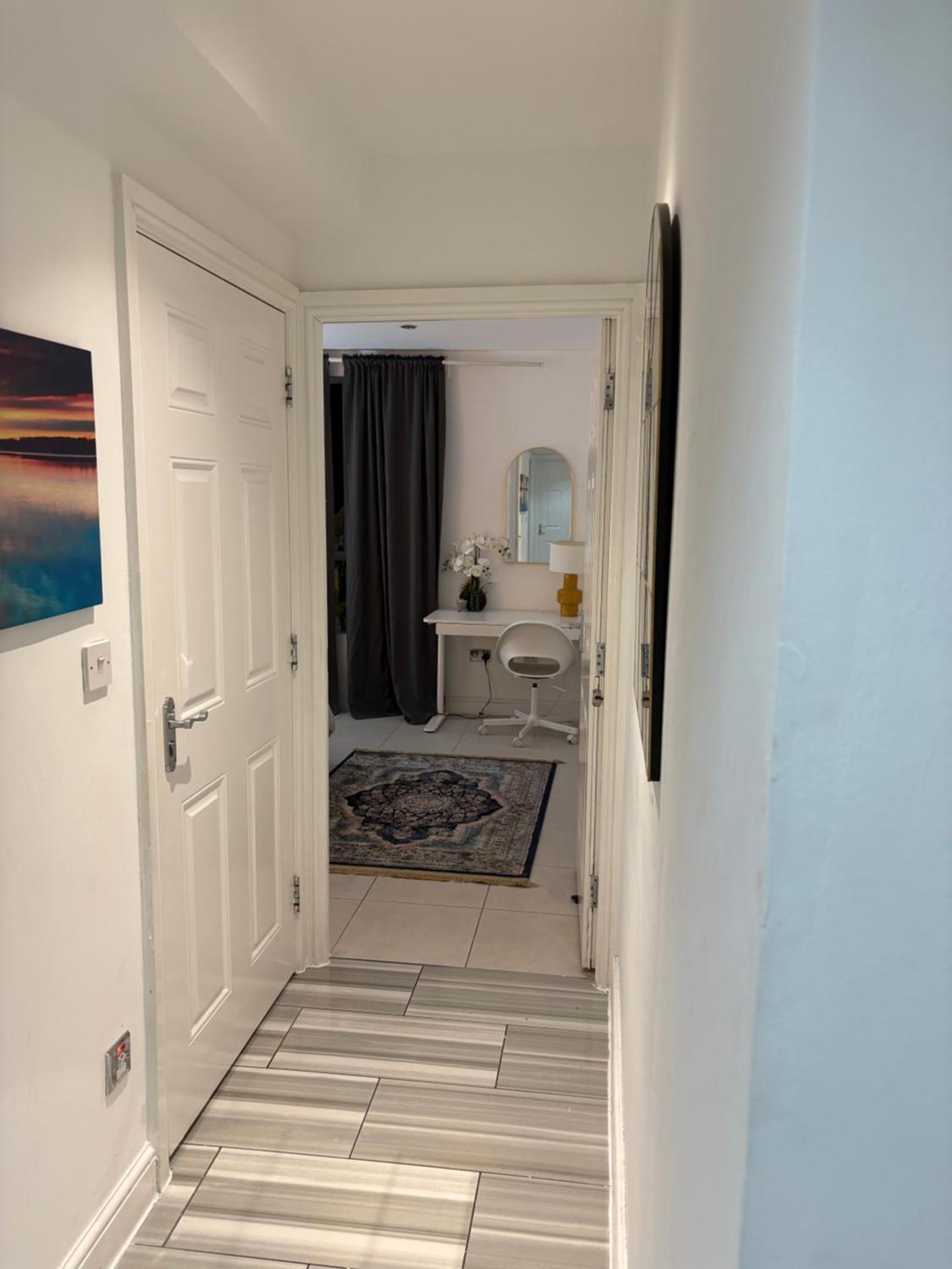 Tower Bridge Luxury Apartment with Balcony