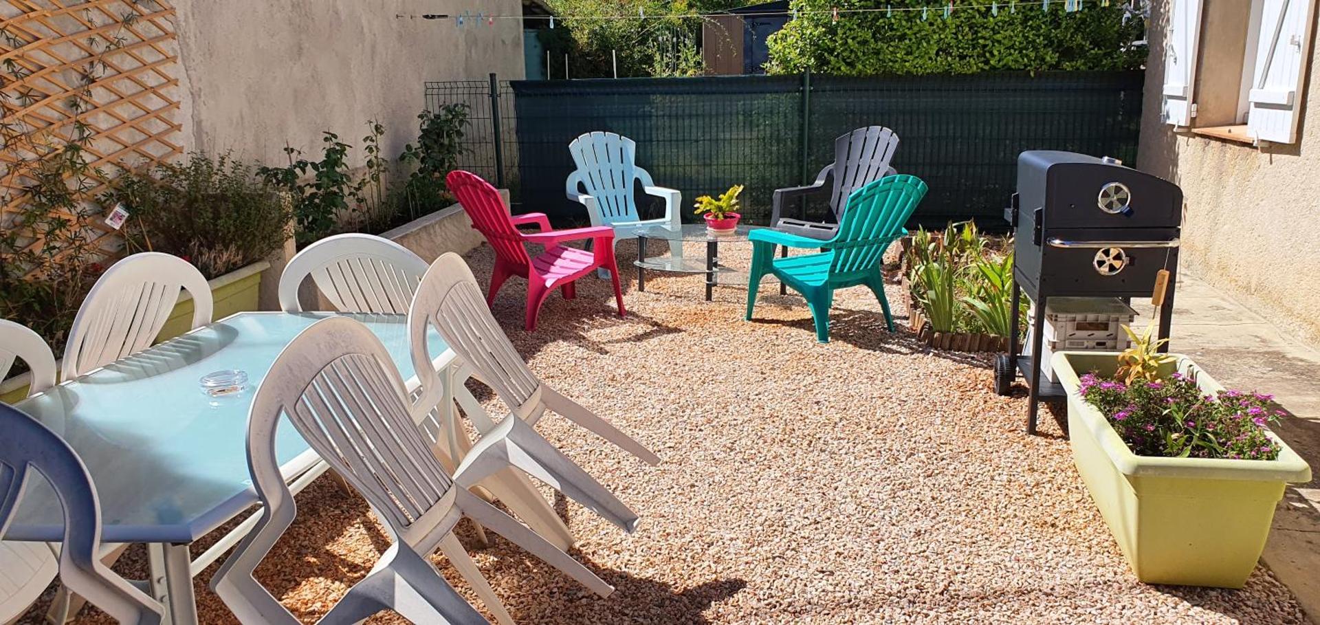 appartement bien équipé 2 chambres lit 2 place, plus canapé lit, 5 personnes, terrasse bien équipé, planchas, parking gratuit sur place, a proximité de tout commerce et de cure thermal, Cadarache ,Forcalquier, gorge du verdon , Moustier, montagne de Lure