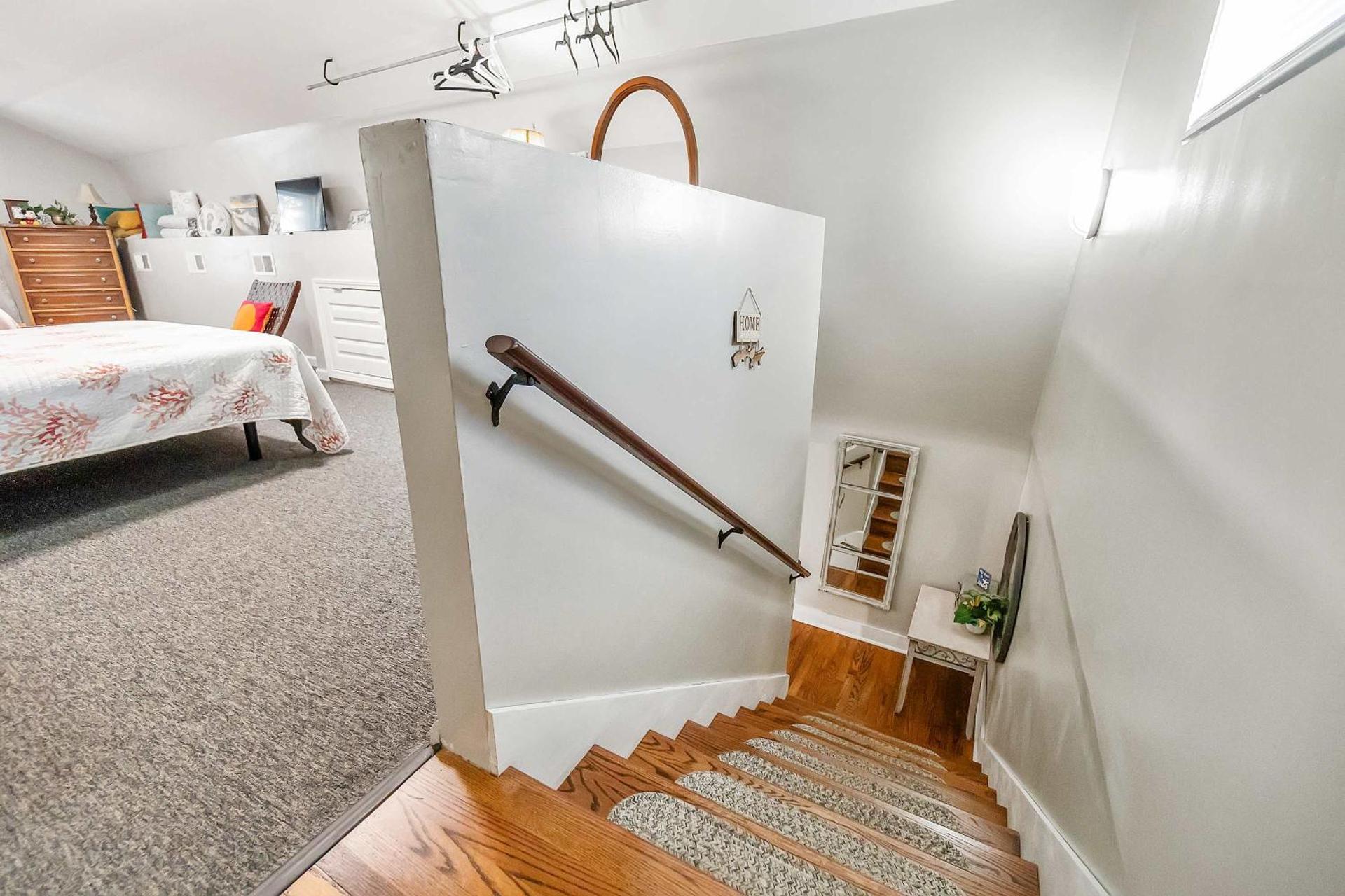 Beach Barn - 5min to Pcola Beach , Full Kitchen