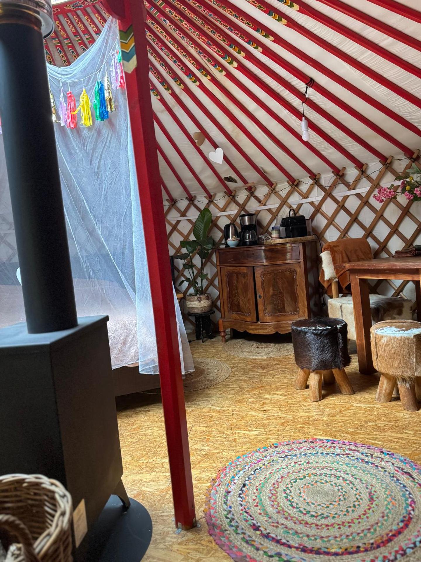 Het binnenerf yurt en keetjes