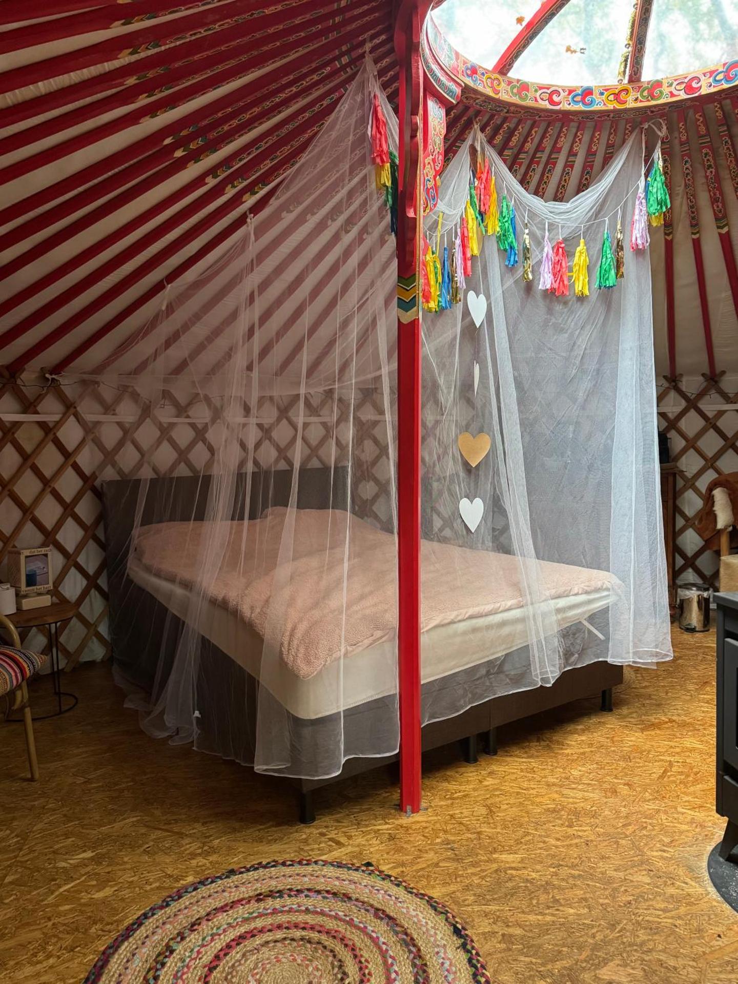 Het binnenerf yurt en keetjes