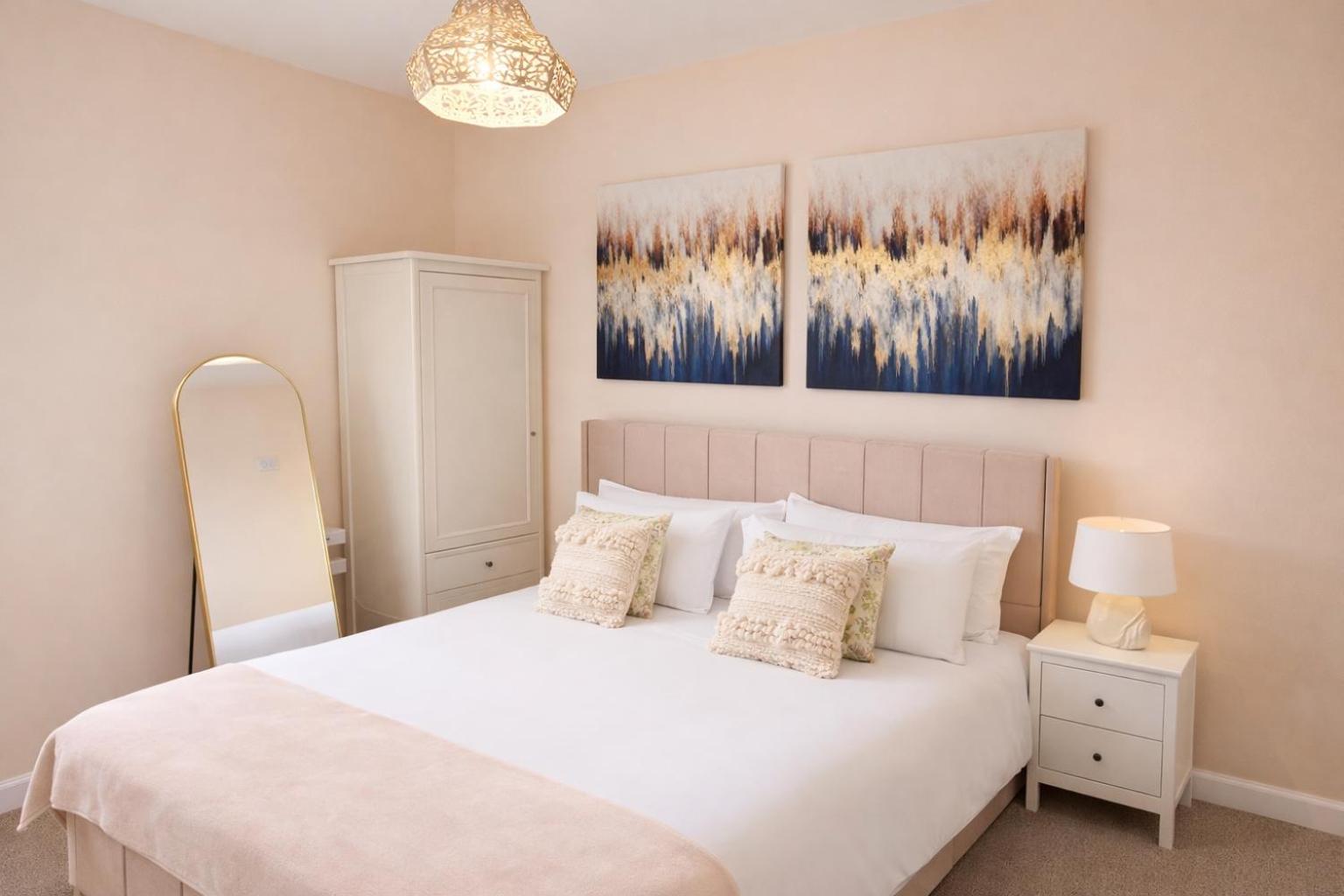 Modern 4 bedroom property 8 beds wifi smart tv games room pool table