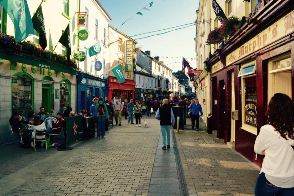 The RED KEEP Fab Location - Two Bed - Two Bathrooms -Townhouse