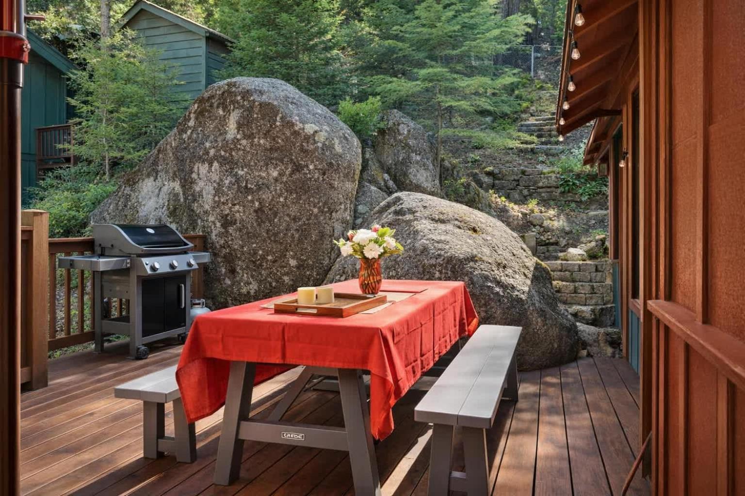 Lewis Creek cabin near Yosemite king beds