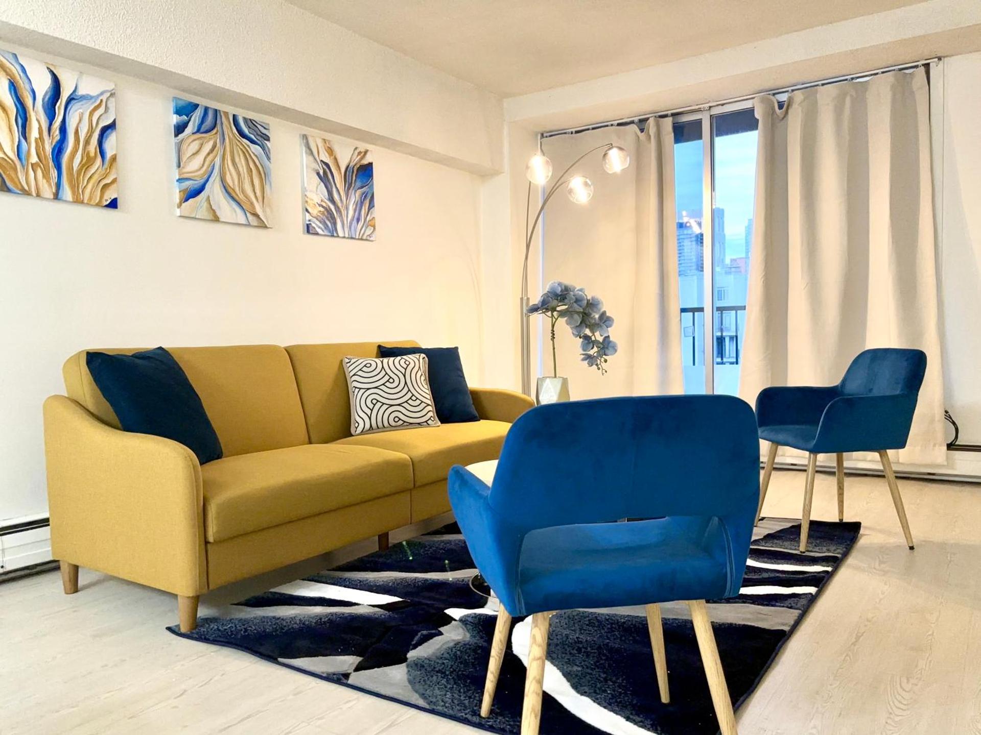 17th Ave Cozy Nest in Downtown Calgary with Parking