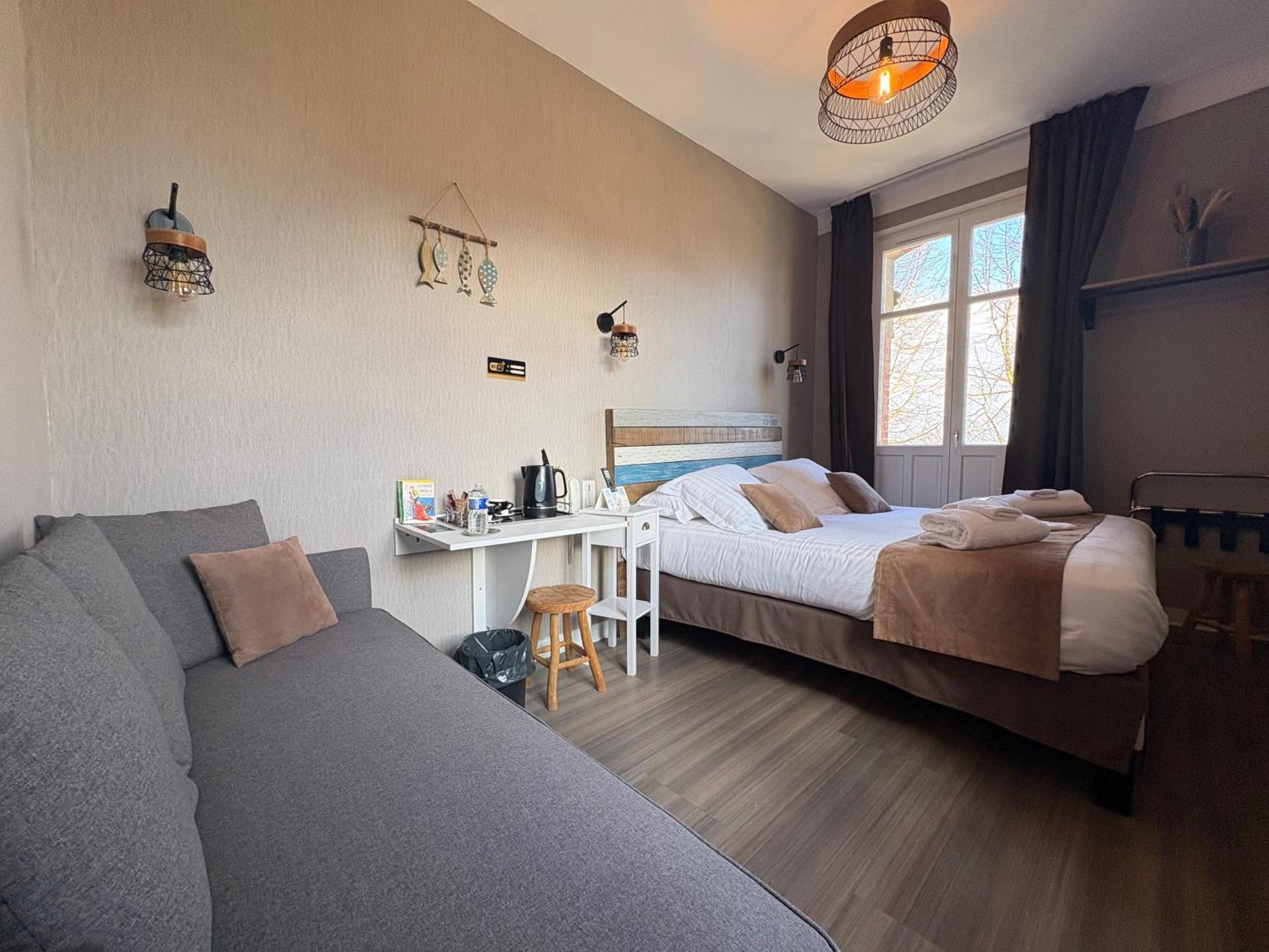 Logis Hôtel- Restaurant Le Relais Guillaume de Normandy-PARKING GRATUIT-Bornes électriques-VUE BAIE TERRASSE-Calme