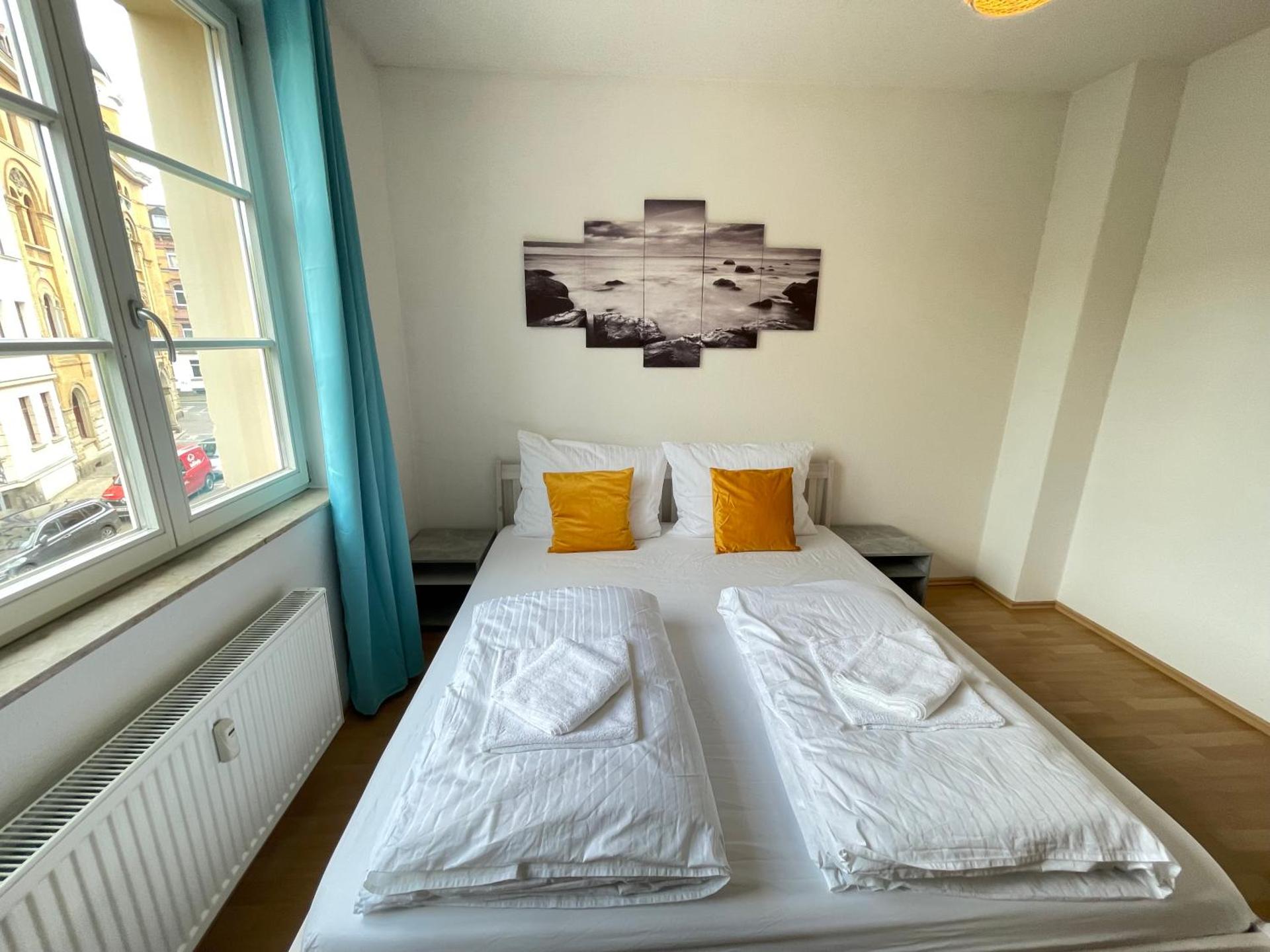 Stötteritz Holiday Apartment - 3 Rooms - 6 People - 5 beds - Balcony - Great public transport 11 minutes to the city