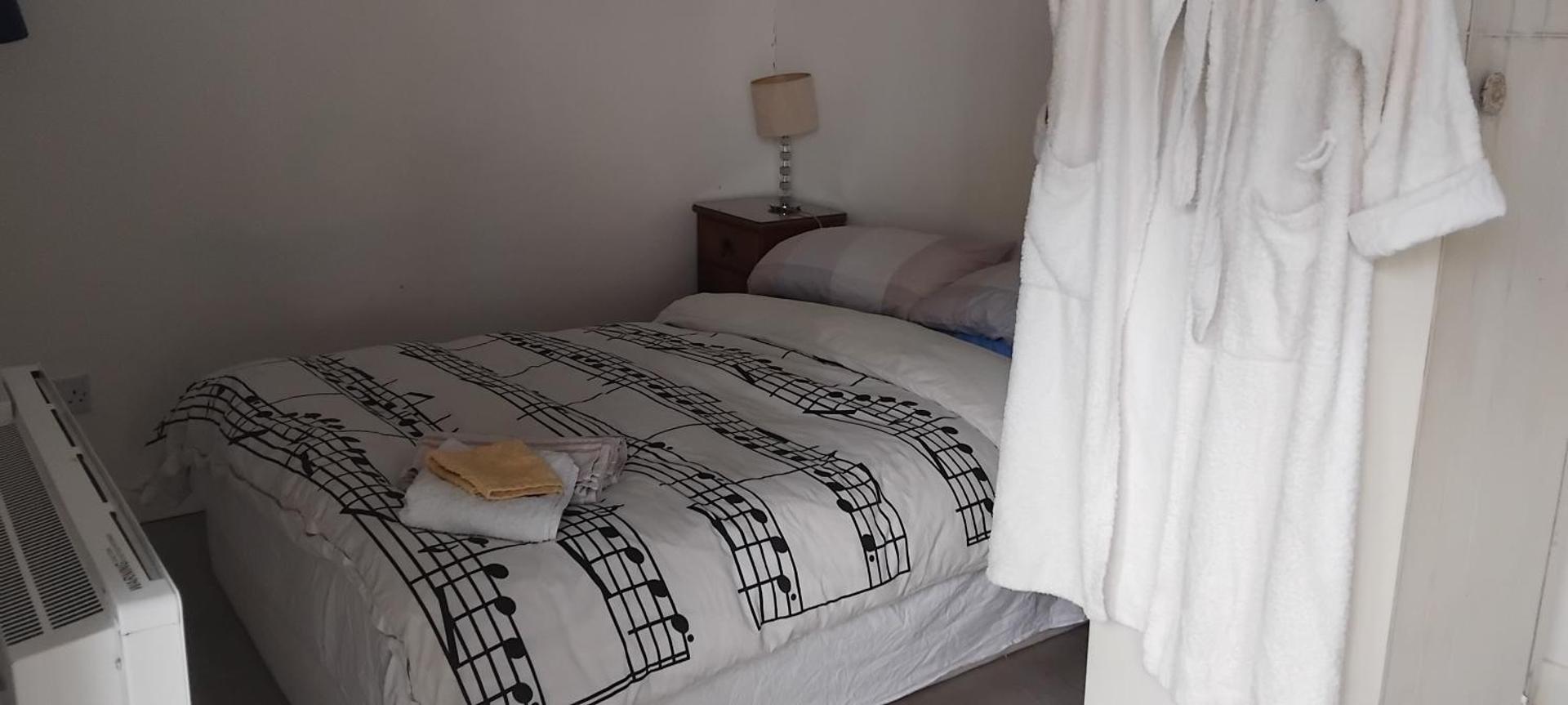 FABULOUS Self contained GARDEN STUDIO EGHAM