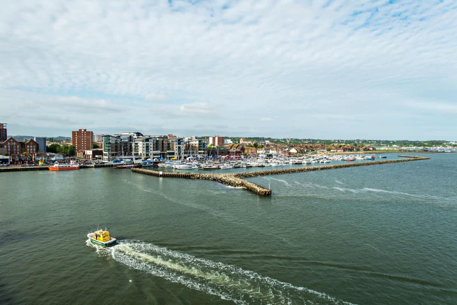 Beach Point - Stunning Harbour Views from Balcony