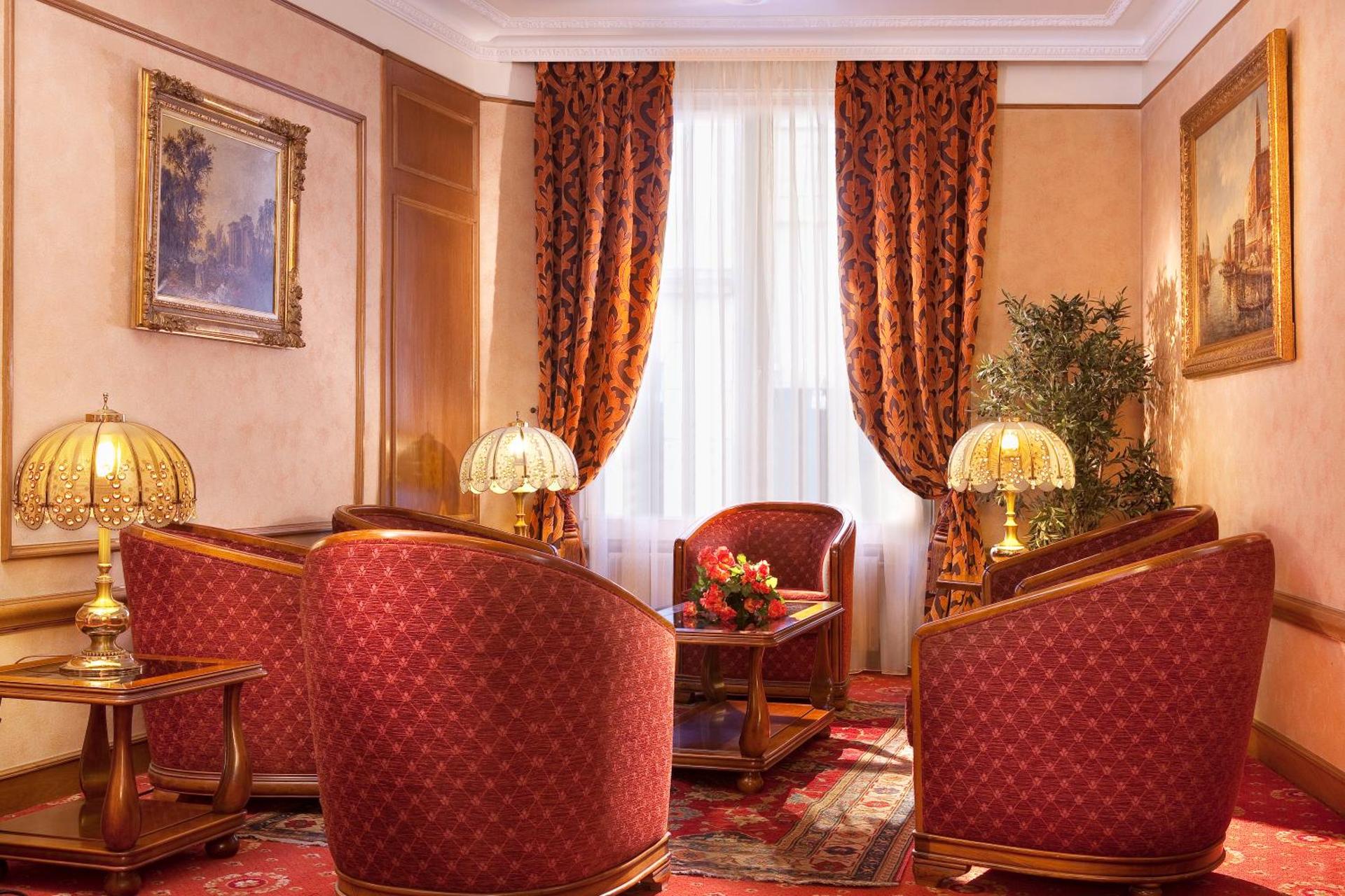 Communal lounge/ TV room