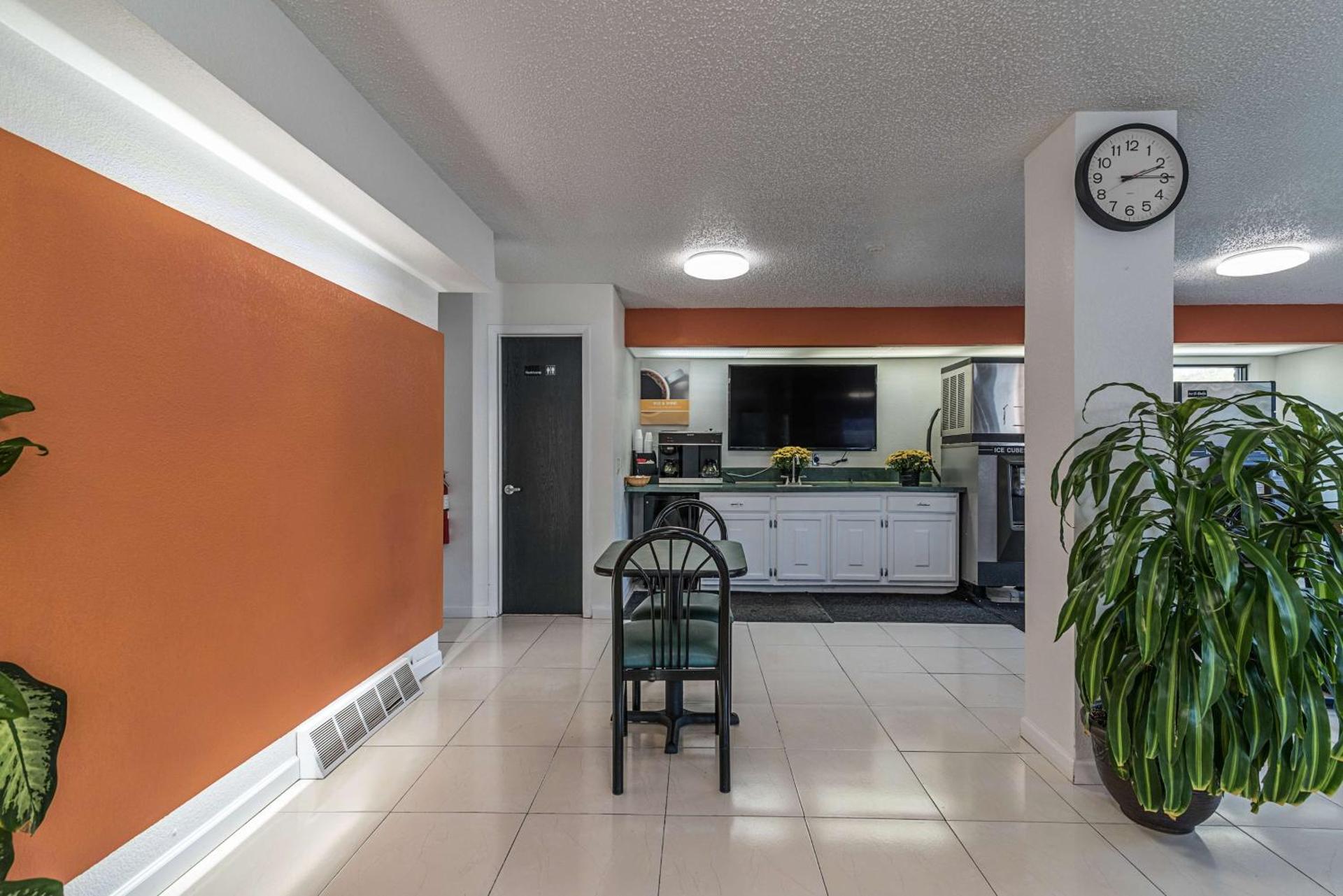 Communal lounge/ TV room