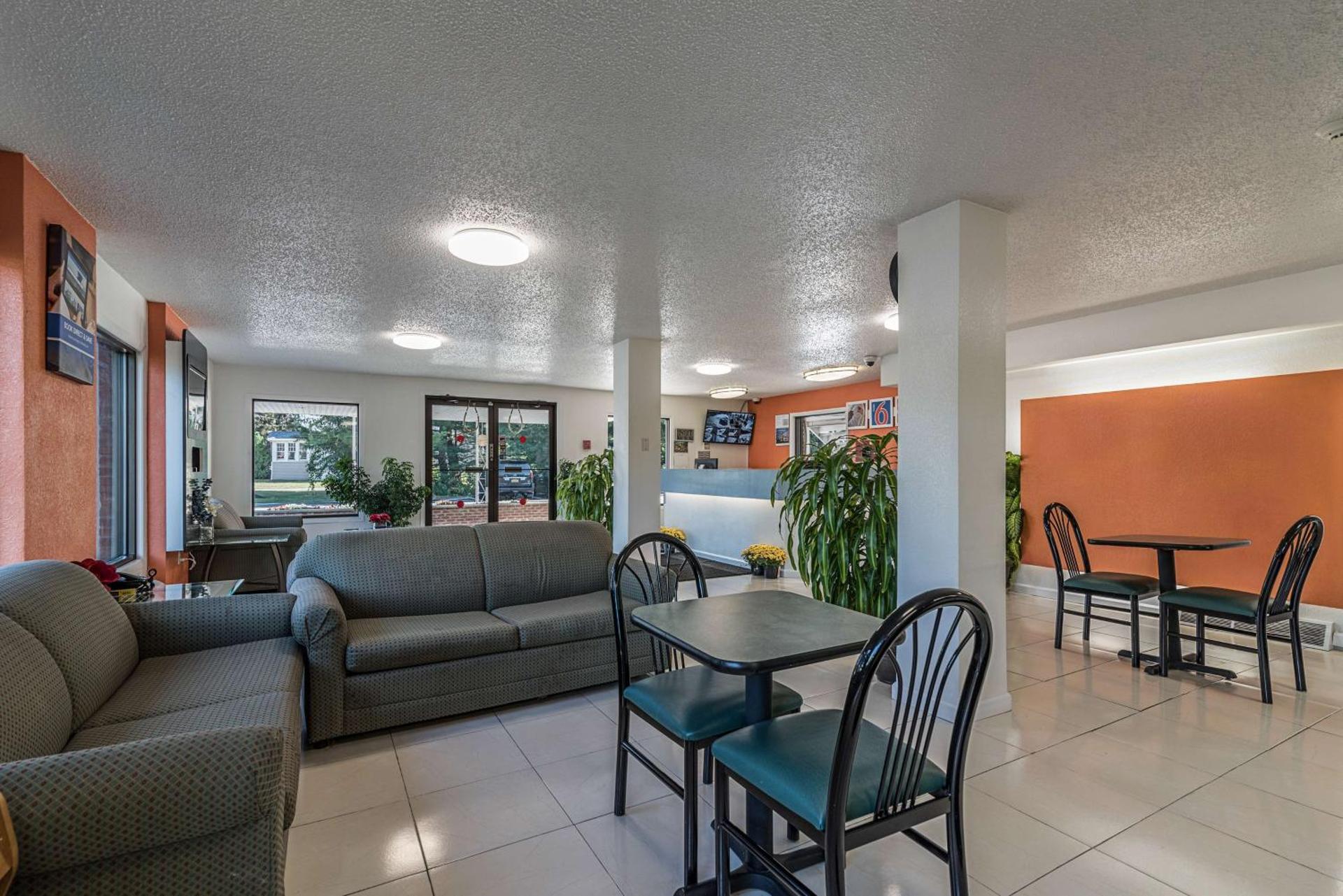 Communal lounge/ TV room