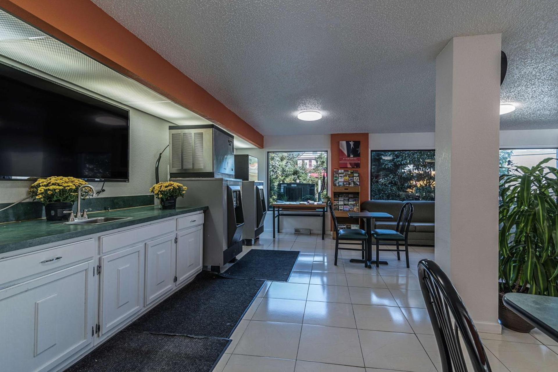 Communal lounge/ TV room