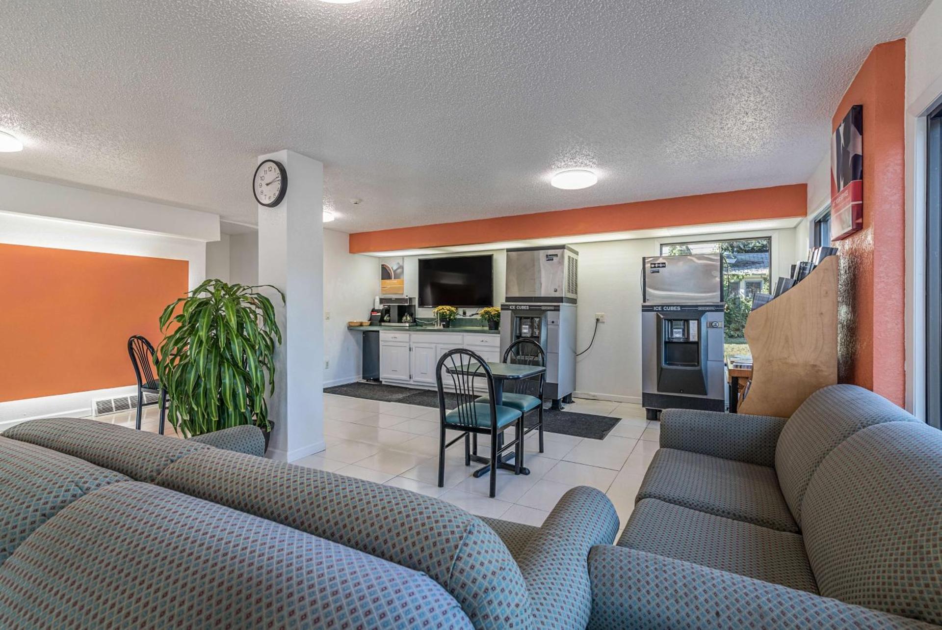 Communal lounge/ TV room