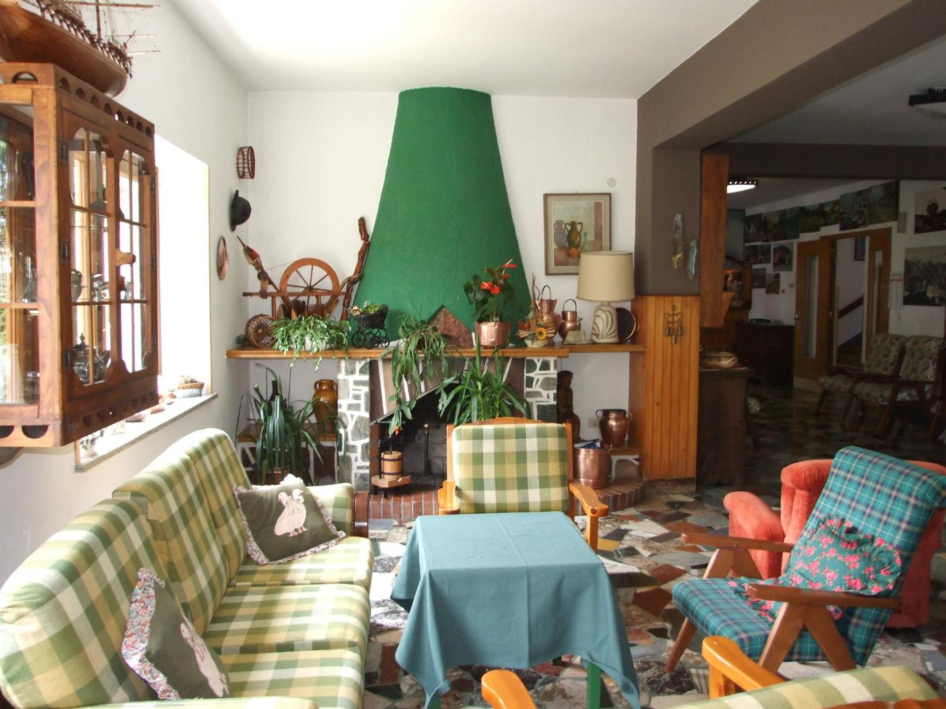 Communal lounge/ TV room