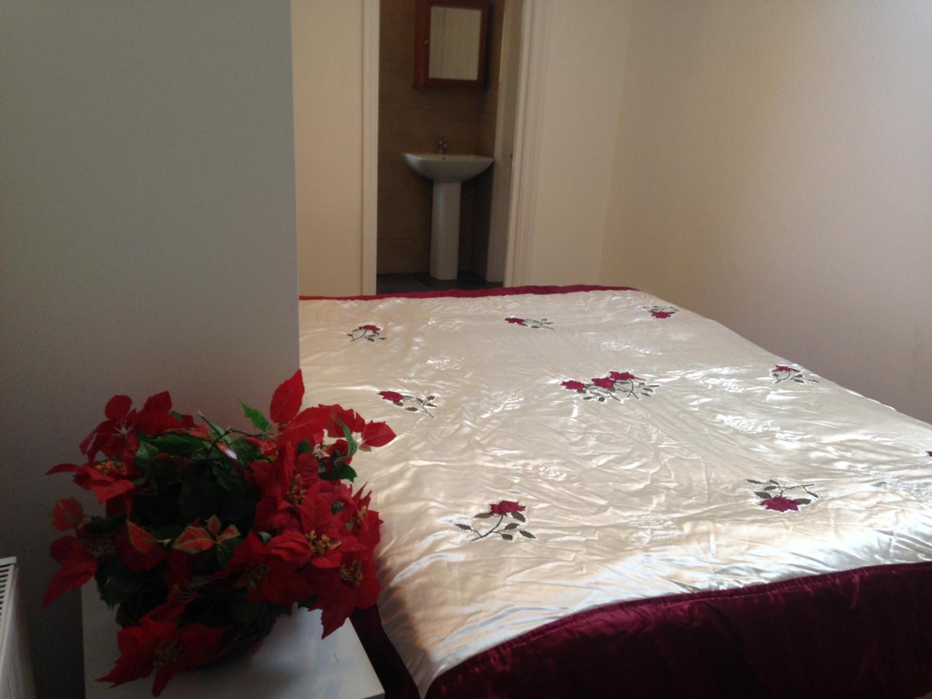 Arsenal 123 close to Emirates stadium direct Eurostar Heathrow-3 apartments here