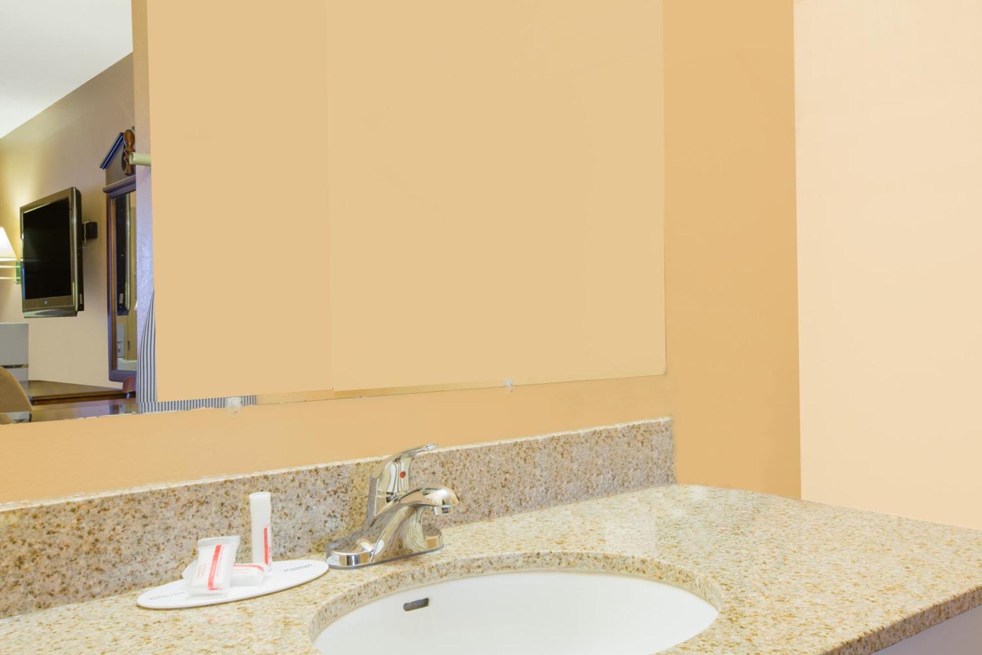 Queen Room - Disability Access - Non-Smoking