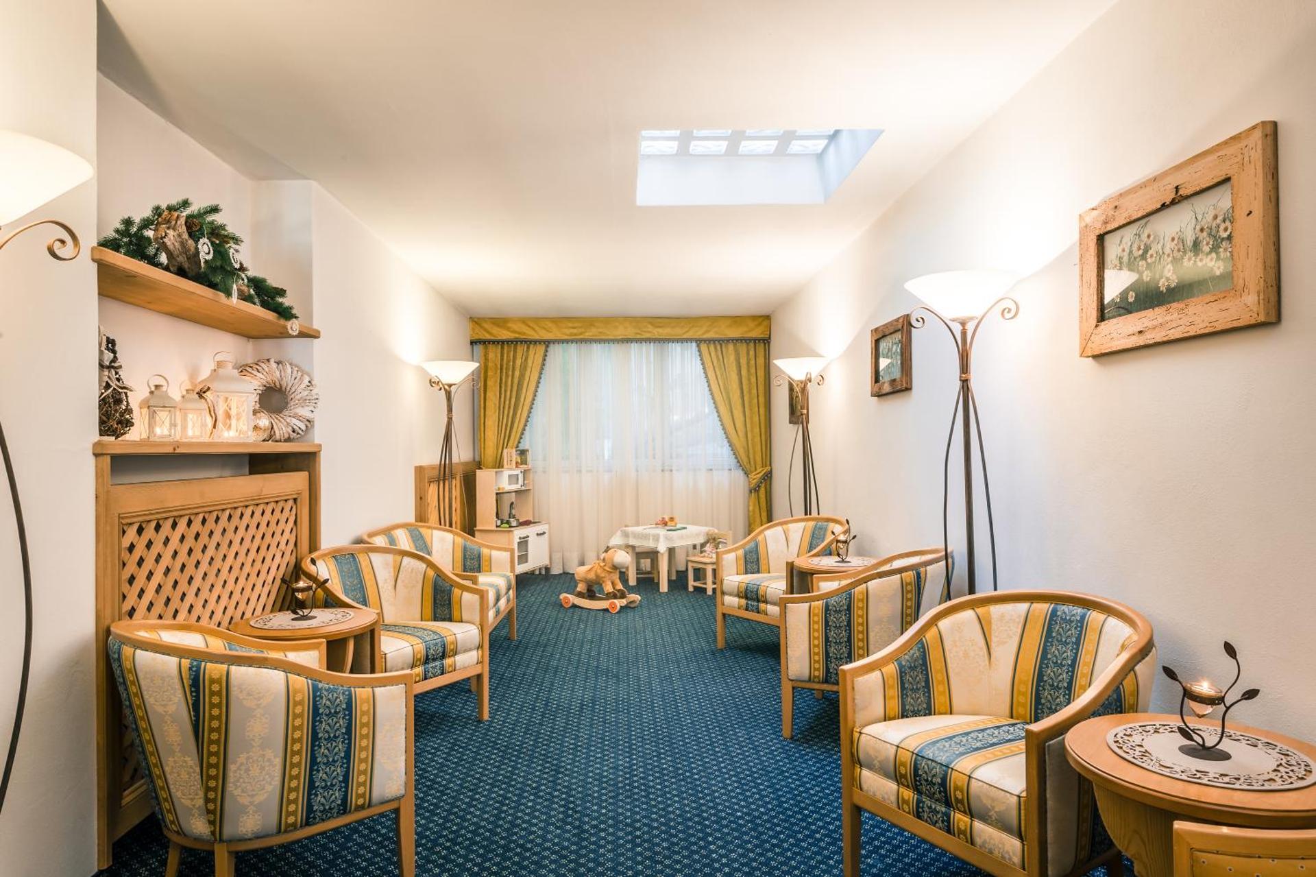 Communal lounge/ TV room