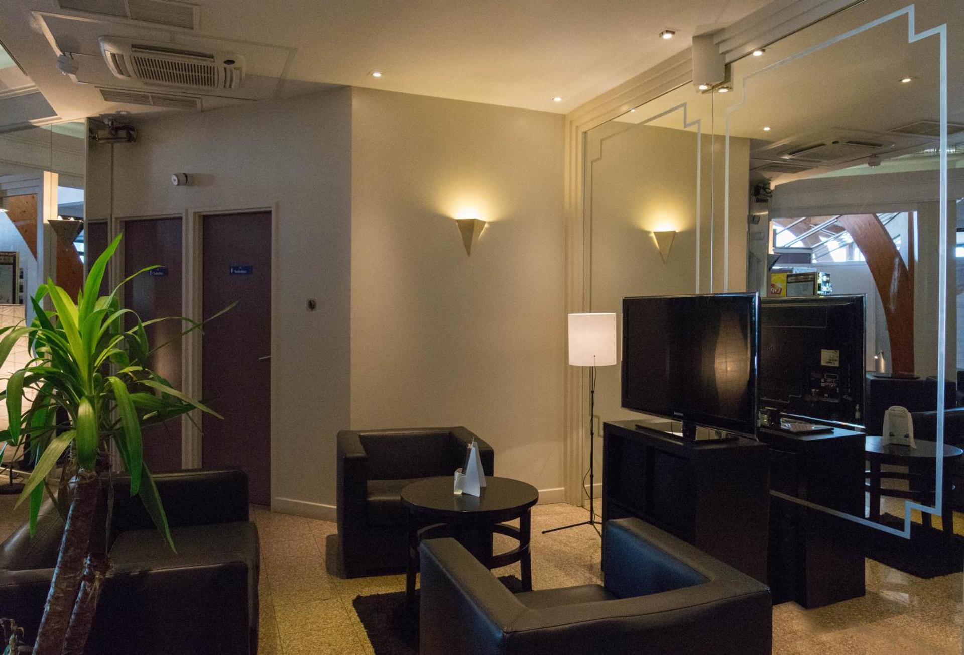 Communal lounge/ TV room